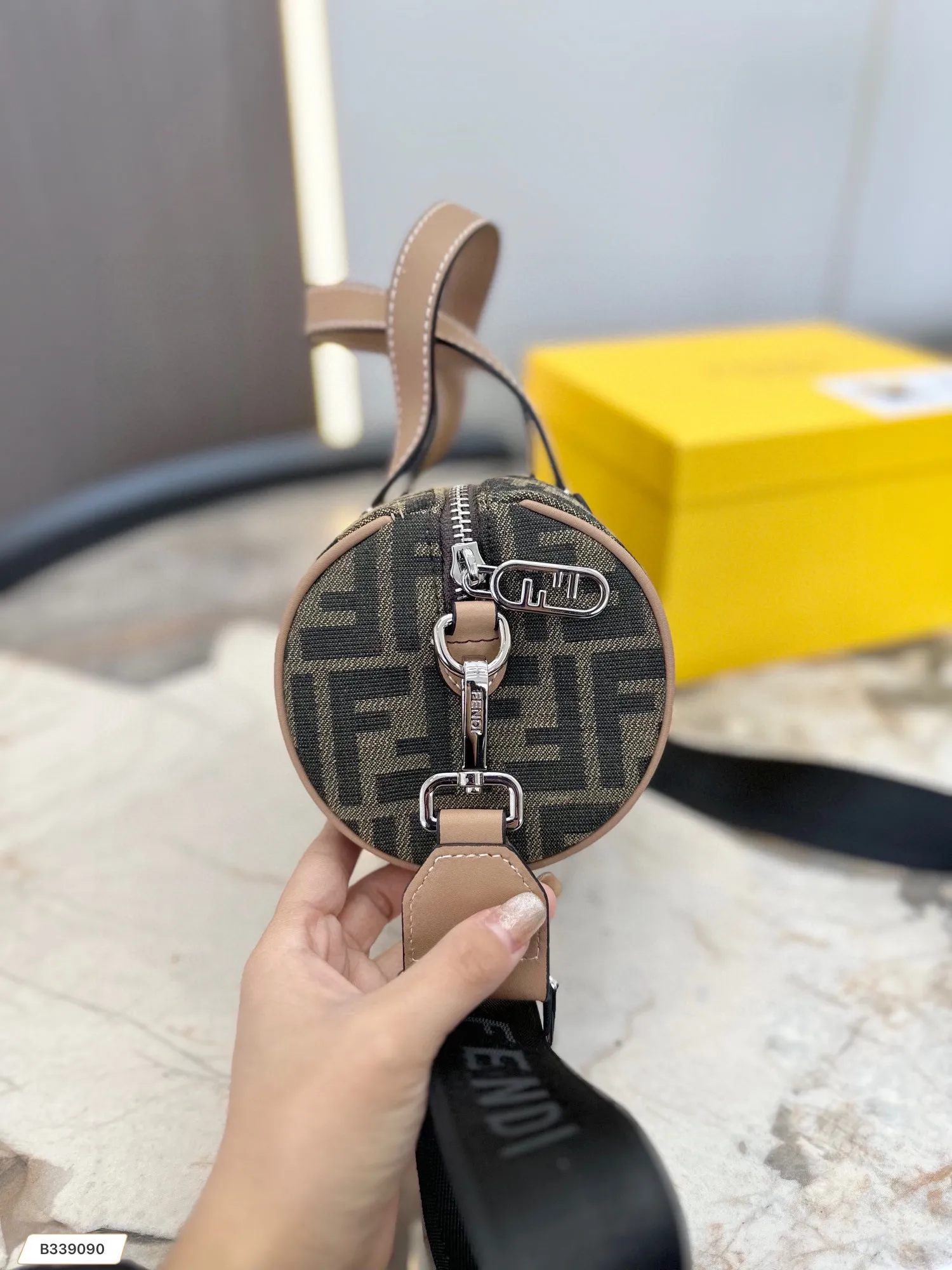 【FENDI  公式旗艦店】フェンディ  ショルダーバッグ  当日出荷 好評に付き再入荷！21*12CM