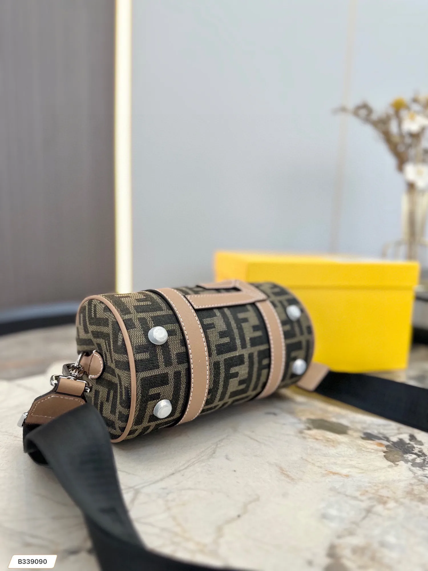 【FENDI  公式旗艦店】フェンディ  ショルダーバッグ  当日出荷 好評に付き再入荷！21*12CM
