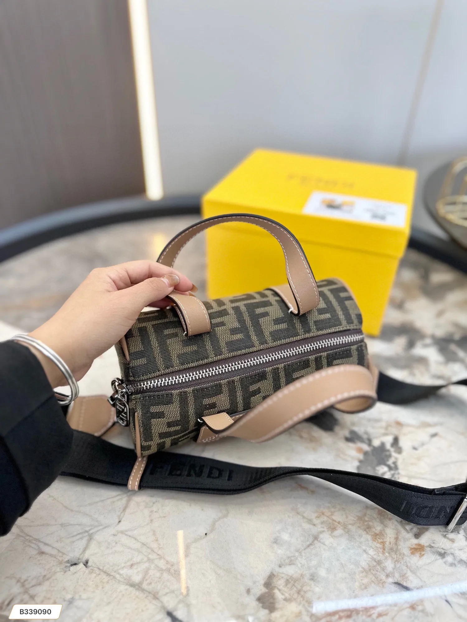 【FENDI  公式旗艦店】フェンディ  ショルダーバッグ  当日出荷 好評に付き再入荷！21*12CM