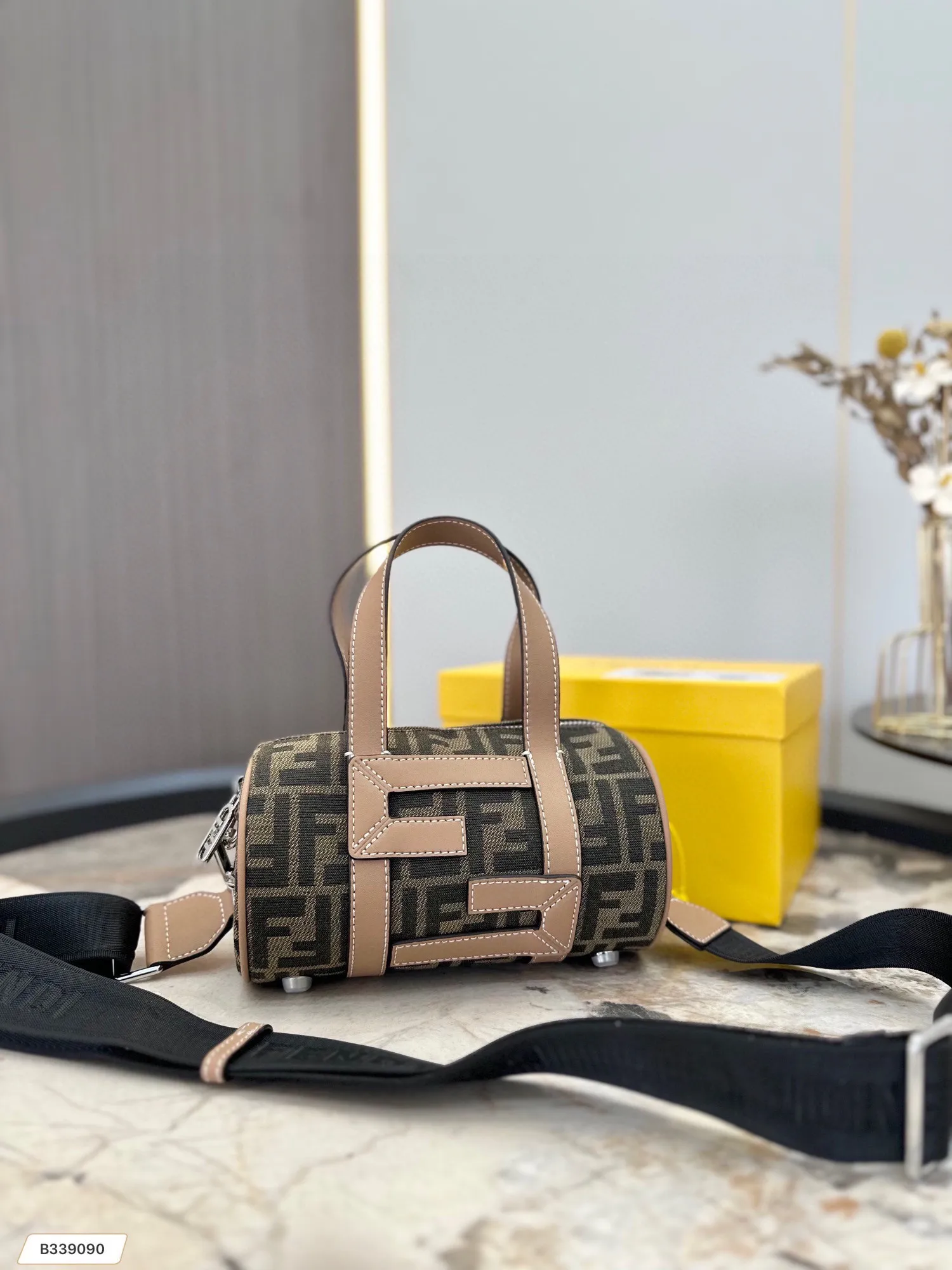 【FENDI  公式旗艦店】フェンディ  ショルダーバッグ  当日出荷 好評に付き再入荷！21*12CM