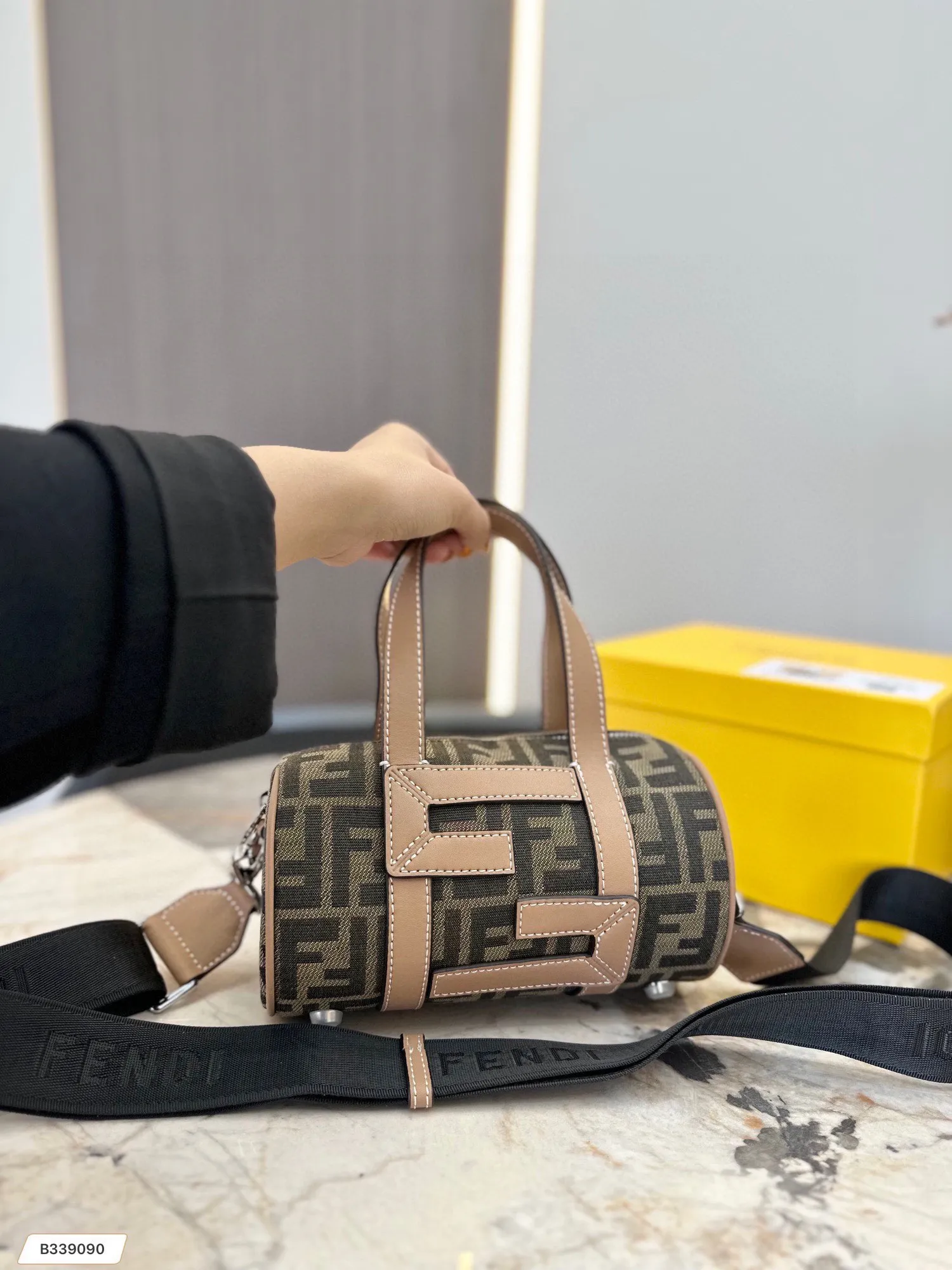 【FENDI  公式旗艦店】フェンディ  ショルダーバッグ  当日出荷 好評に付き再入荷！21*12CM