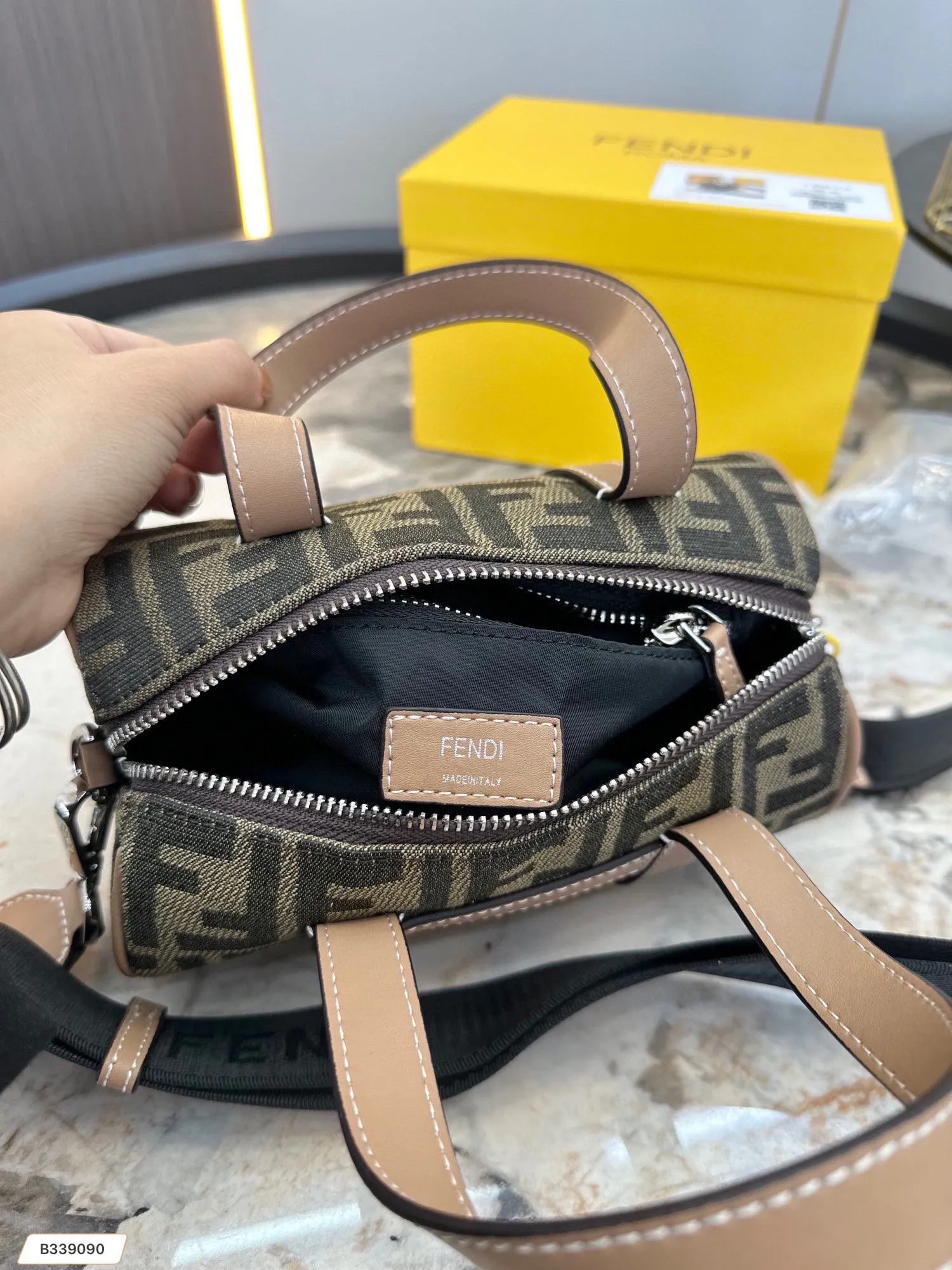 【FENDI  公式旗艦店】フェンディ  ショルダーバッグ  当日出荷 好評に付き再入荷！21*12CM