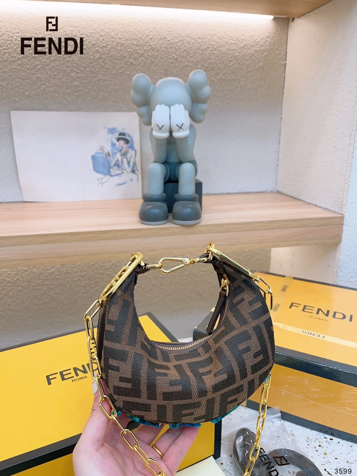 【FENDI 公式 旗艦店】 フェンディ  ショルダーバッグ  当日出荷 好評に付き再入荷！19*10CM