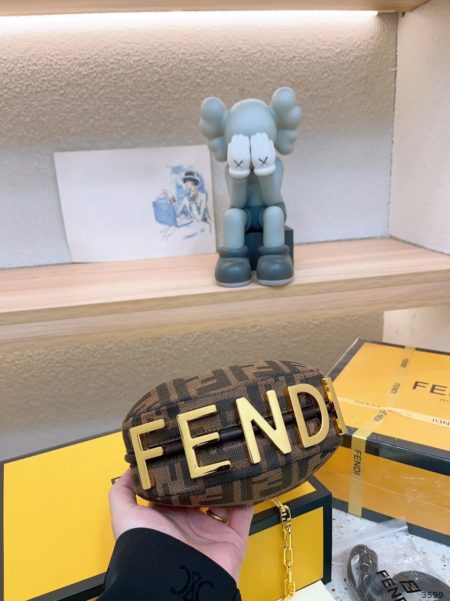 【FENDI 公式 旗艦店】 フェンディ  ショルダーバッグ  当日出荷 好評に付き再入荷！19*10CM