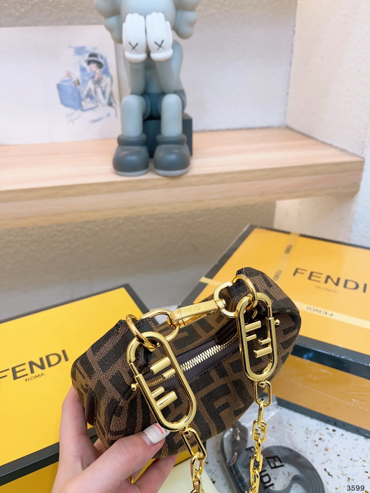 【FENDI 公式 旗艦店】 フェンディ  ショルダーバッグ  当日出荷 好評に付き再入荷！19*10CM