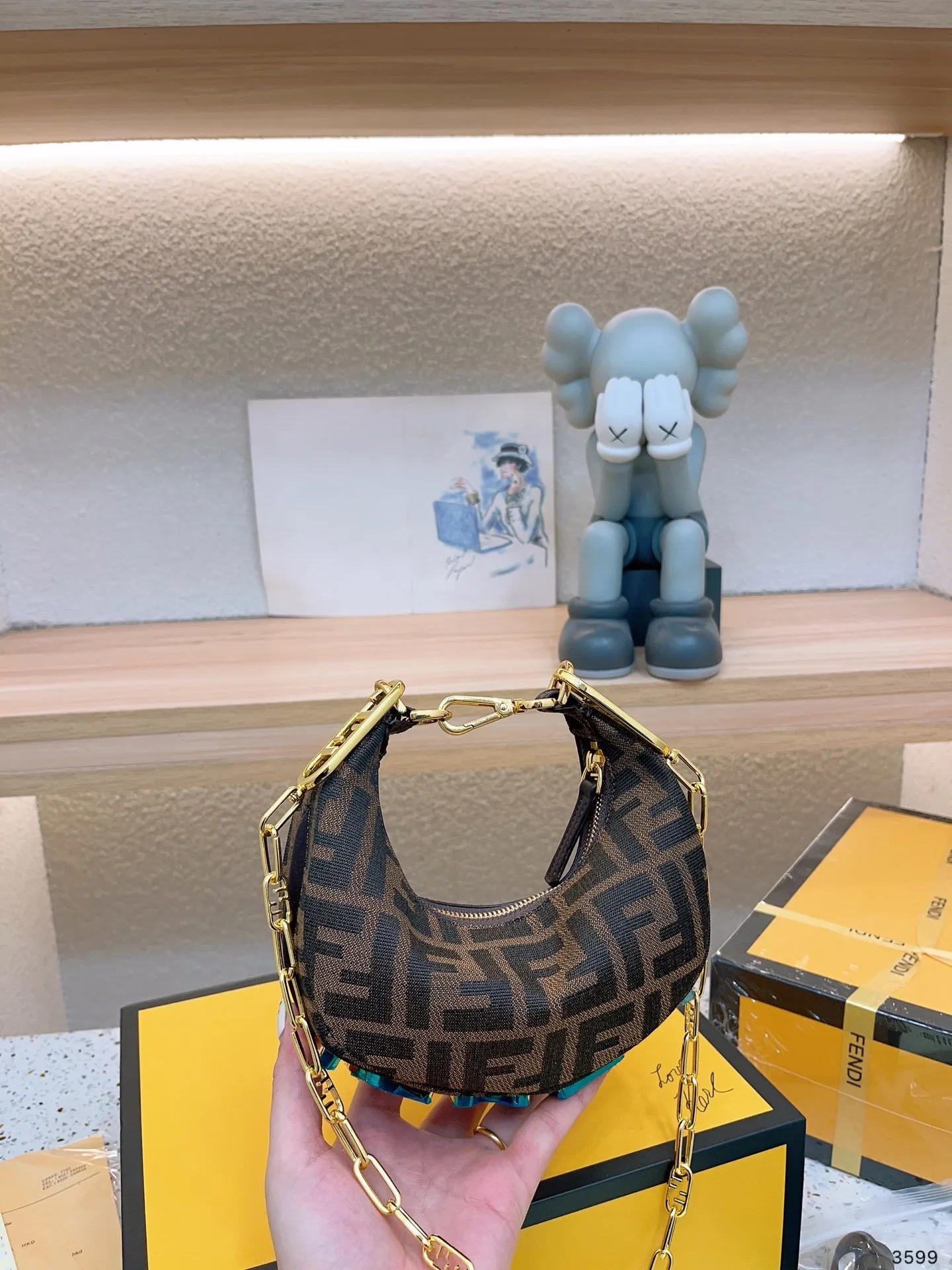 【FENDI 公式 旗艦店】 フェンディ  ショルダーバッグ  当日出荷 好評に付き再入荷！19*10CM