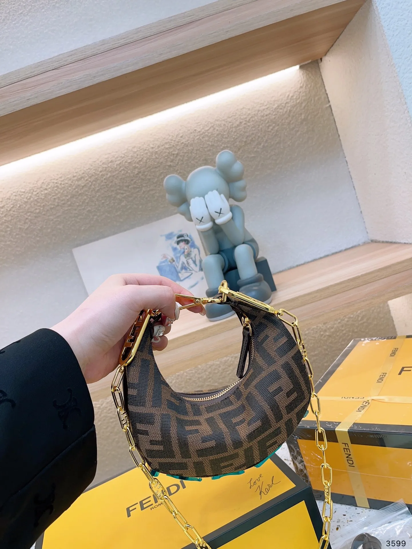 【FENDI 公式 旗艦店】 フェンディ  ショルダーバッグ  当日出荷 好評に付き再入荷！19*10CM