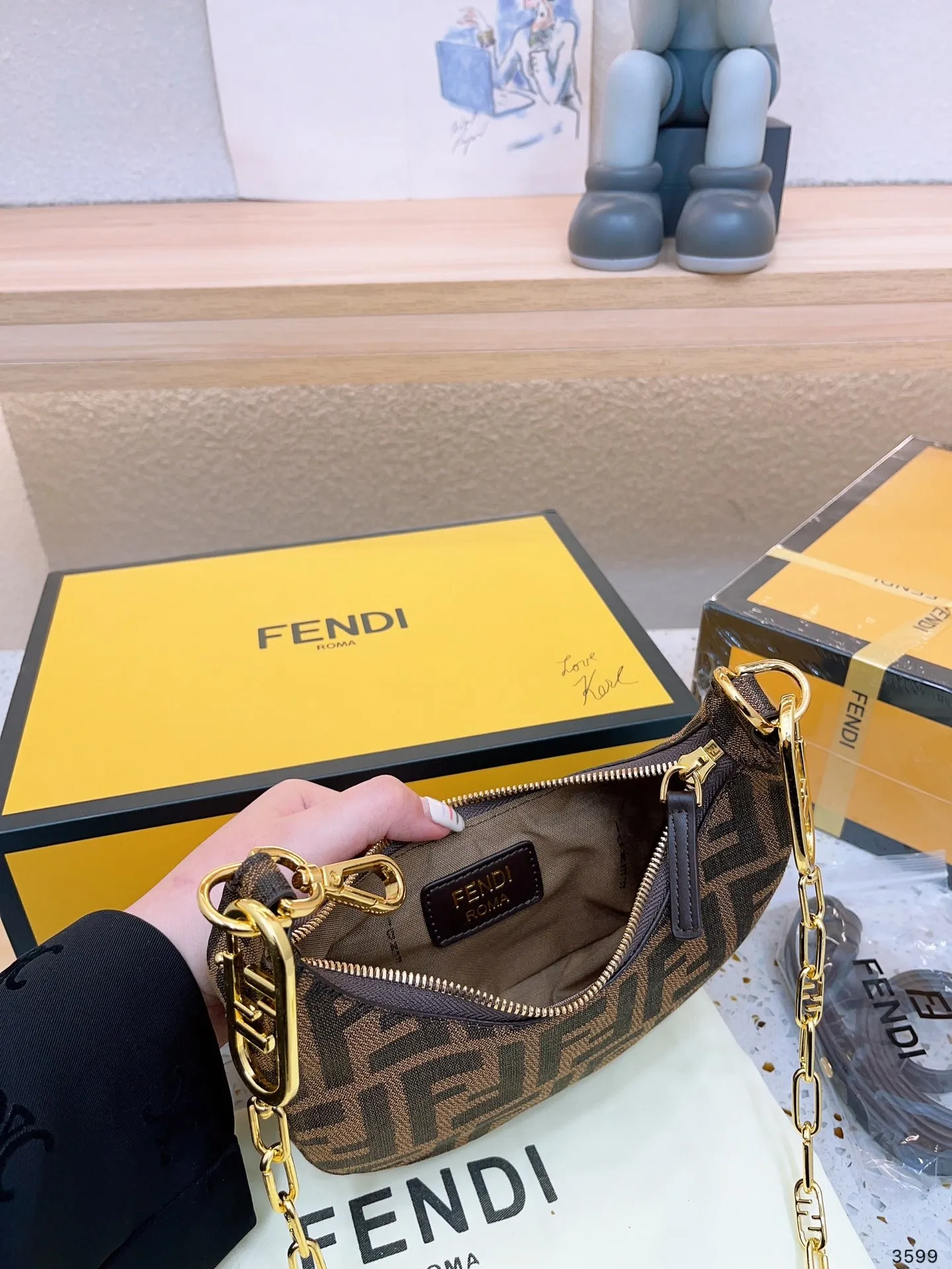 【FENDI 公式 旗艦店】 フェンディ  ショルダーバッグ  当日出荷 好評に付き再入荷！19*10CM