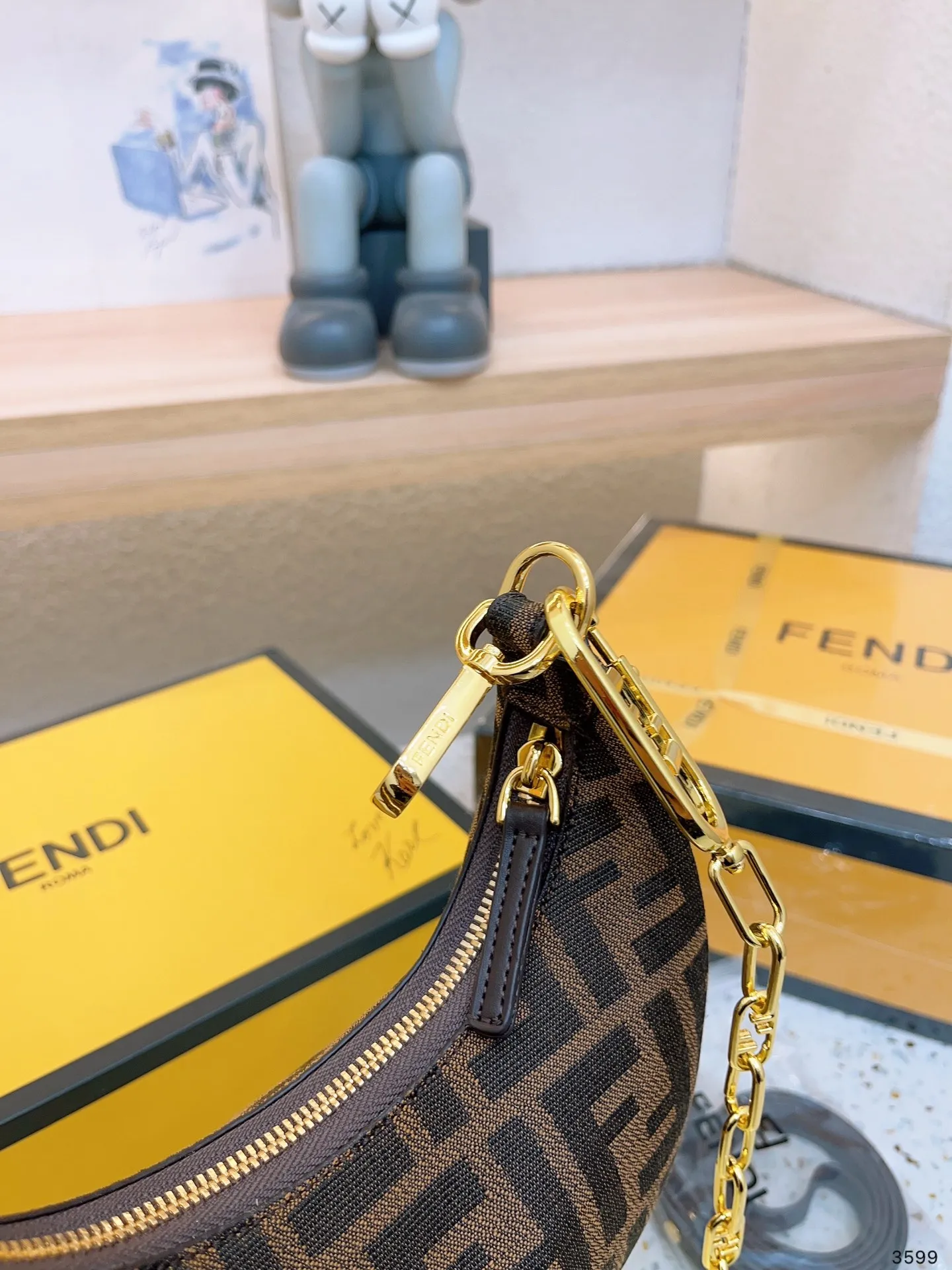 【FENDI 公式 旗艦店】 フェンディ  ショルダーバッグ  当日出荷 好評に付き再入荷！19*10CM