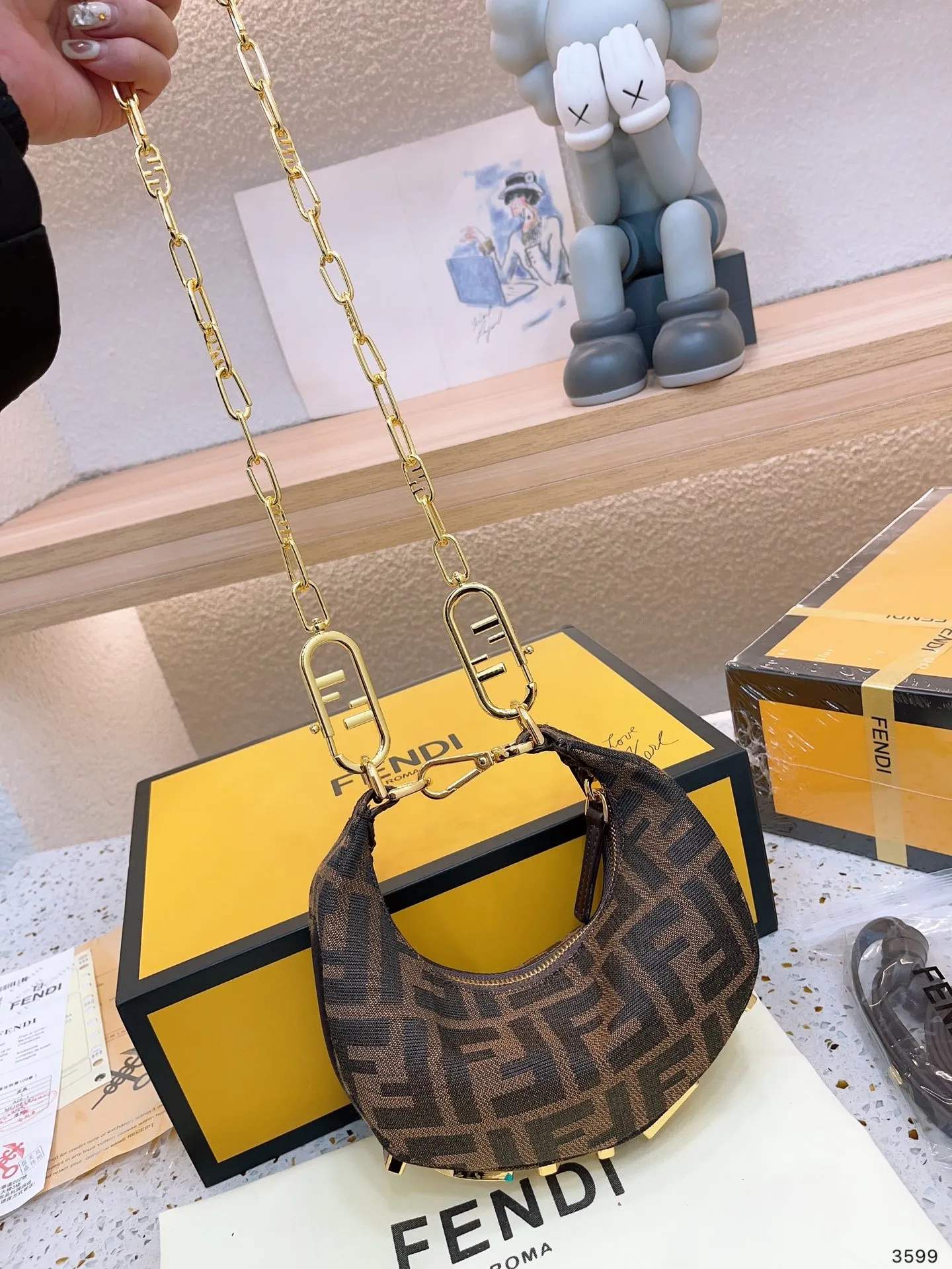 【FENDI 公式 旗艦店】 フェンディ  ショルダーバッグ  当日出荷 好評に付き再入荷！19*10CM
