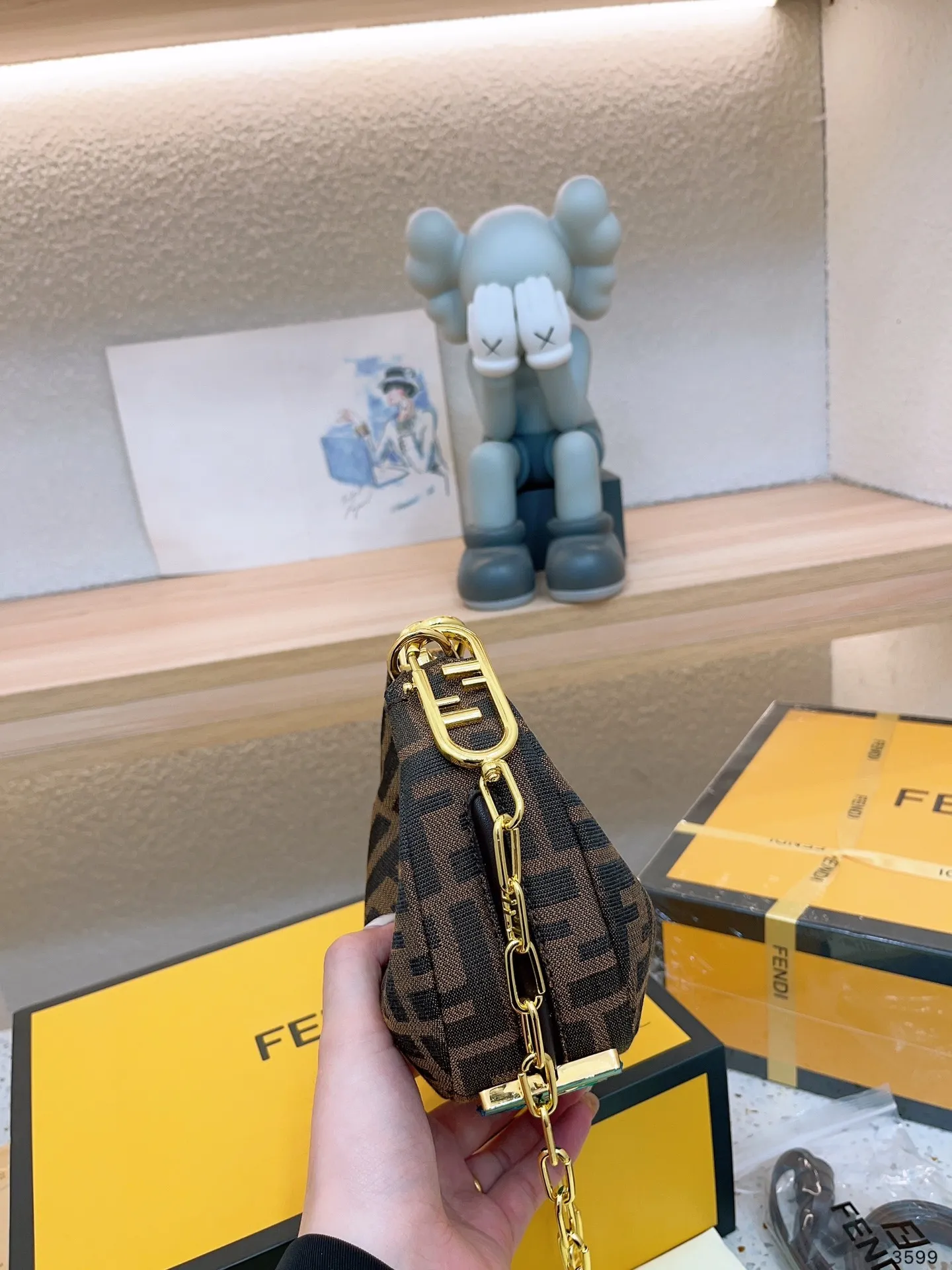 【FENDI 公式 旗艦店】 フェンディ  ショルダーバッグ  当日出荷 好評に付き再入荷！19*10CM