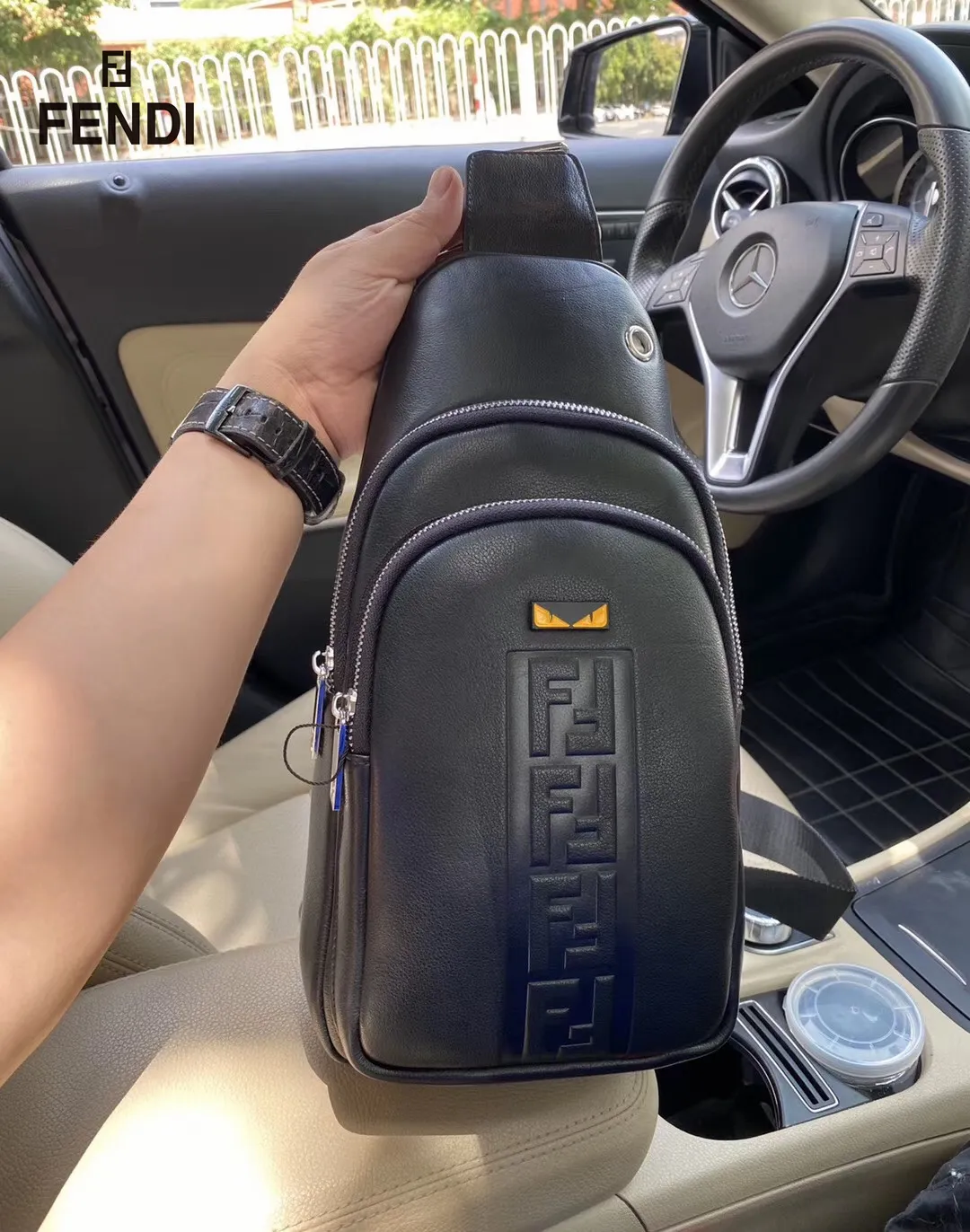 【FENDI  公式旗艦店】フェンディ  胸ポケット 当日出荷 好評に付き再入荷！18*28*6CM