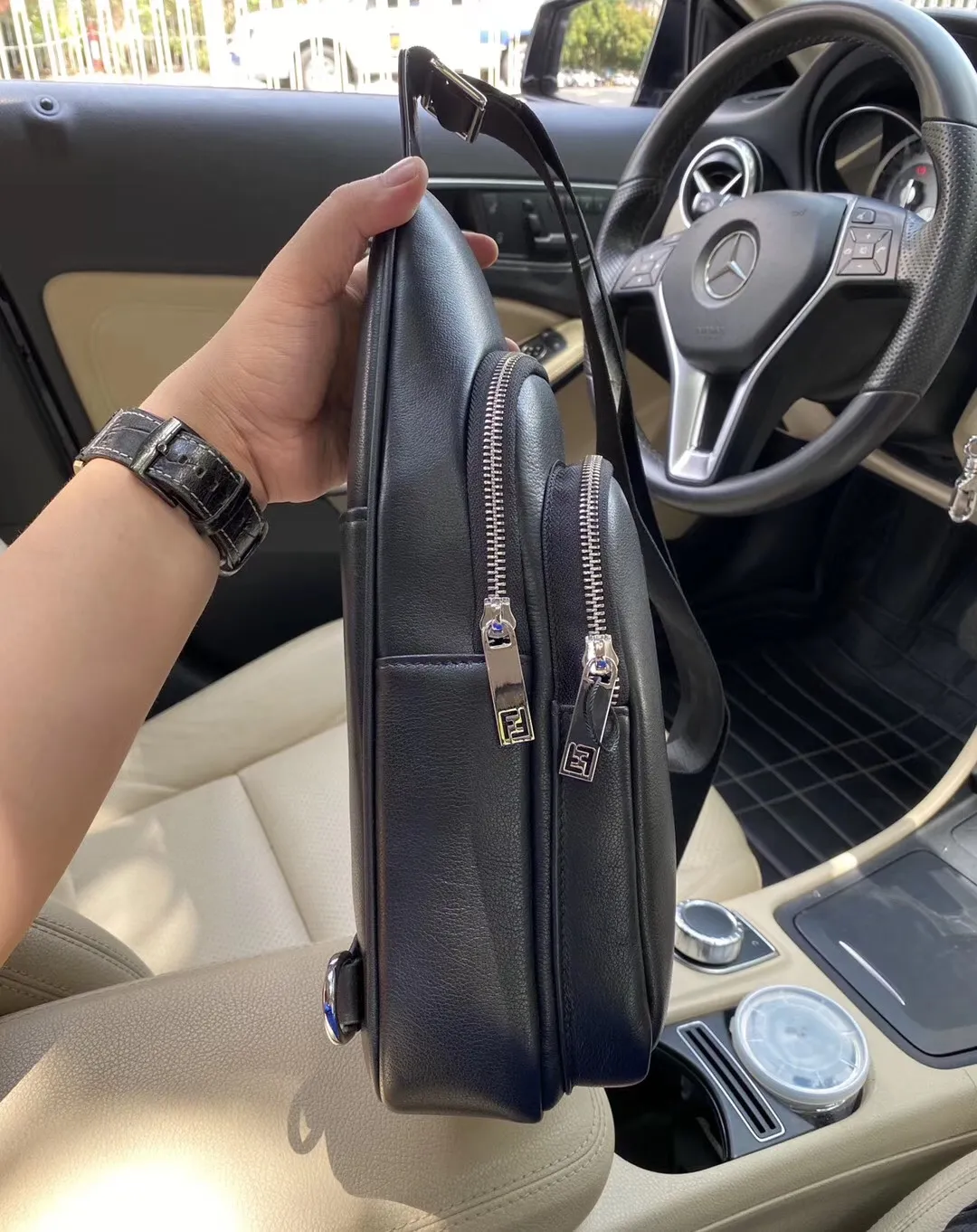 【FENDI  公式旗艦店】フェンディ  胸ポケット 当日出荷 好評に付き再入荷！18*28*6CM