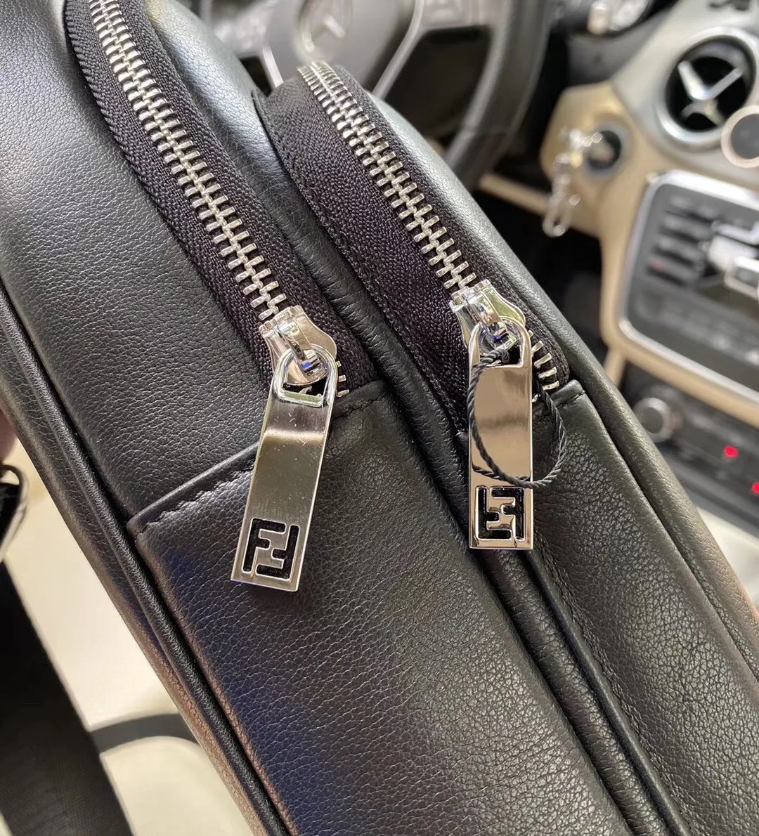 【FENDI  公式旗艦店】フェンディ  胸ポケット 当日出荷 好評に付き再入荷！18*28*6CM