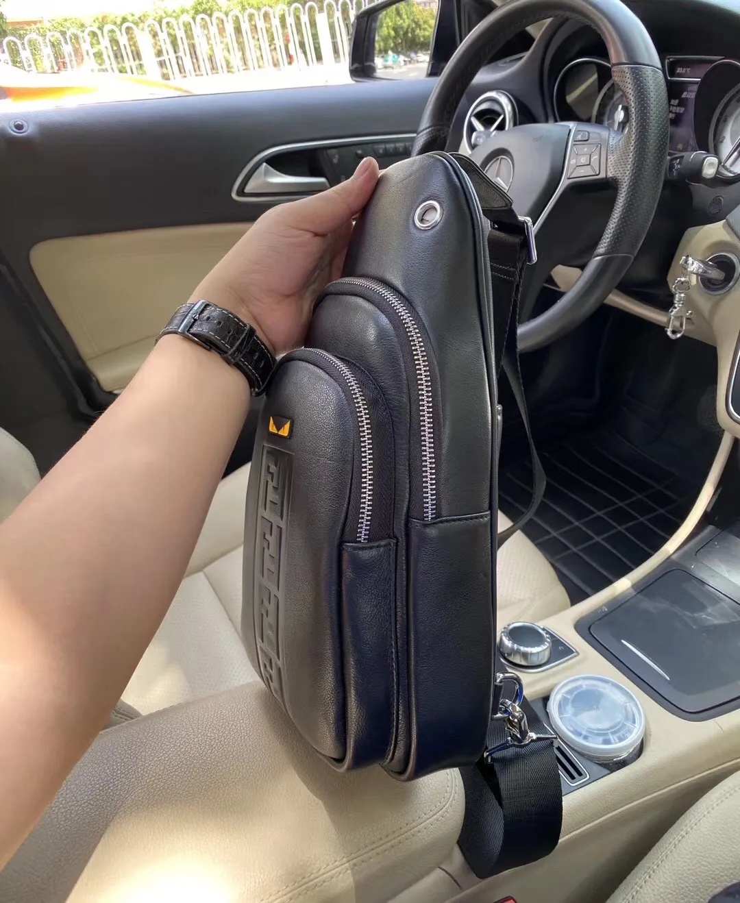 【FENDI  公式旗艦店】フェンディ  胸ポケット 当日出荷 好評に付き再入荷！18*28*6CM