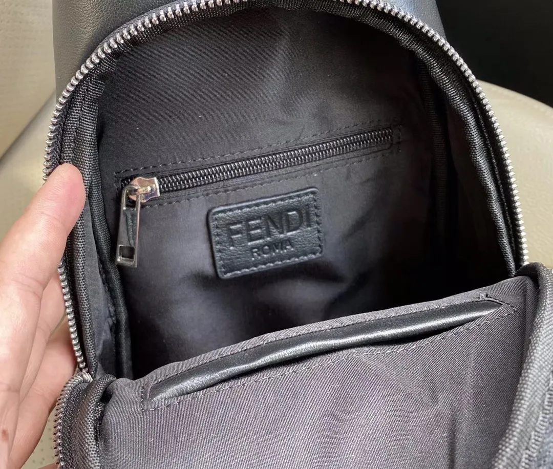 【FENDI  公式旗艦店】フェンディ  胸ポケット 当日出荷 好評に付き再入荷！18*28*6CM