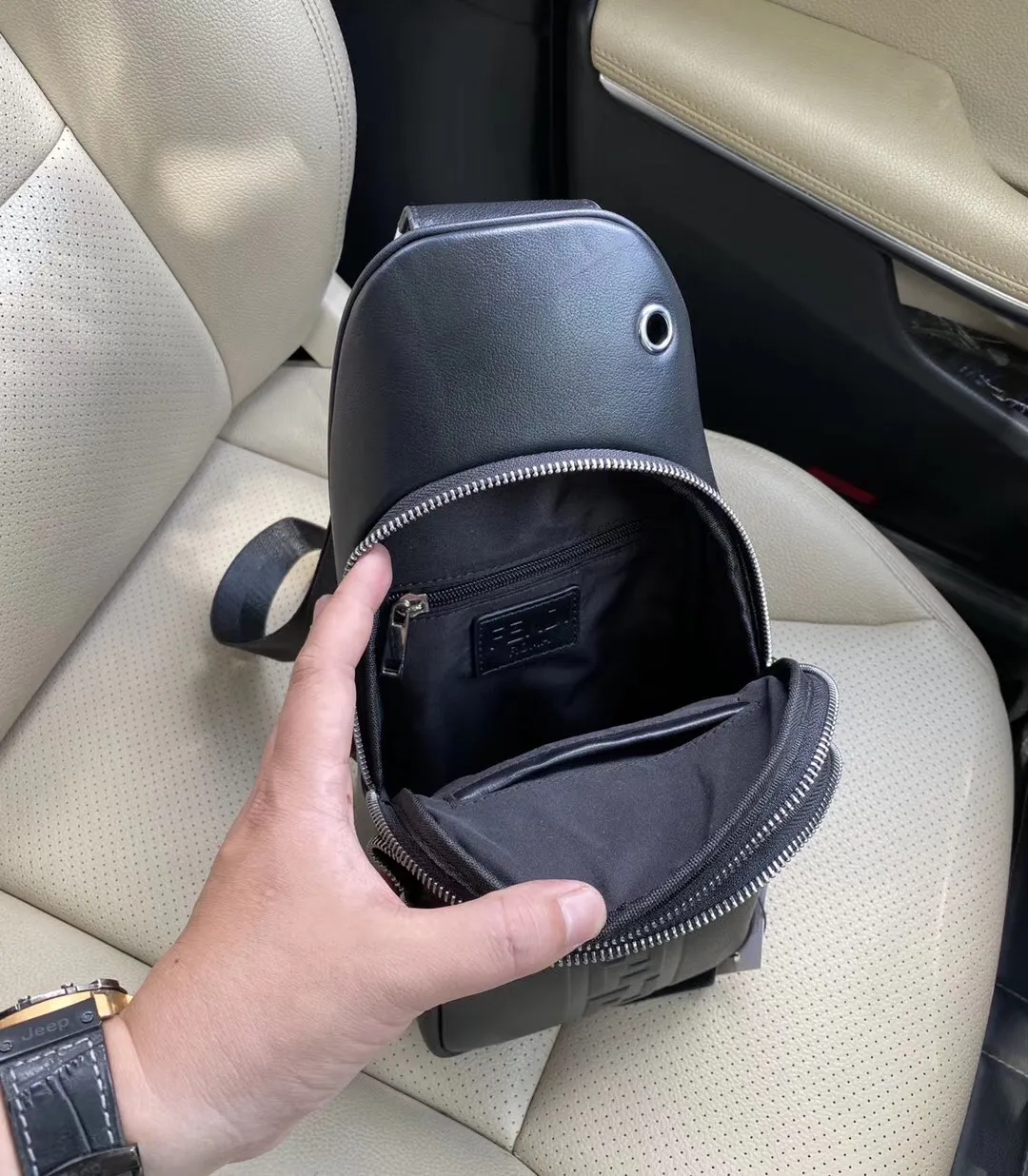 【FENDI  公式旗艦店】フェンディ  胸ポケット 当日出荷 好評に付き再入荷！18*28*6CM