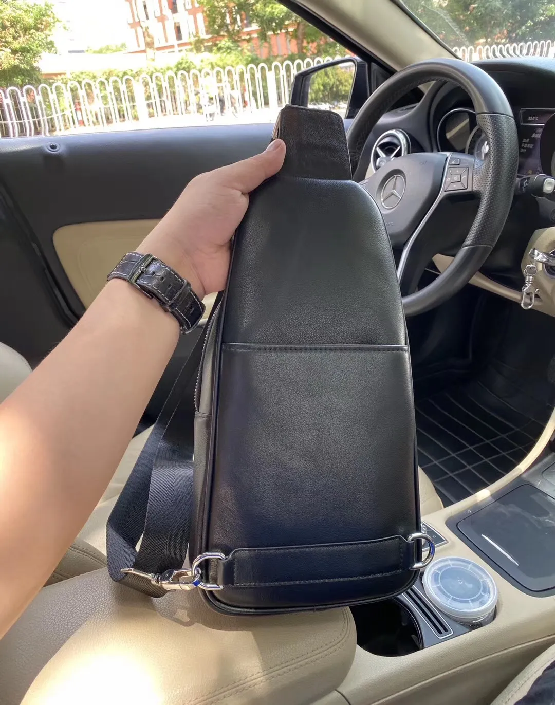 【FENDI  公式旗艦店】フェンディ  胸ポケット 当日出荷 好評に付き再入荷！18*28*6CM
