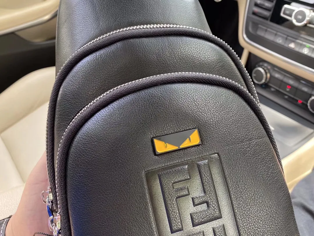 【FENDI  公式旗艦店】フェンディ  胸ポケット 当日出荷 好評に付き再入荷！18*28*6CM