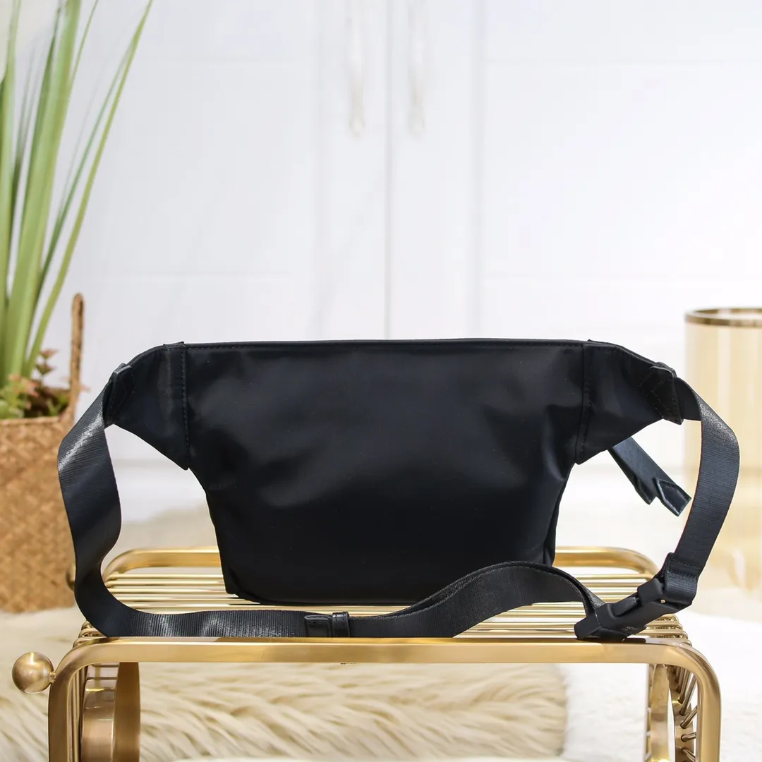 【GIVENCHY 公式旗艦店】ジバンシー   ウエストポーチ 当日出荷 好評に付き再入荷！22*28*10CM