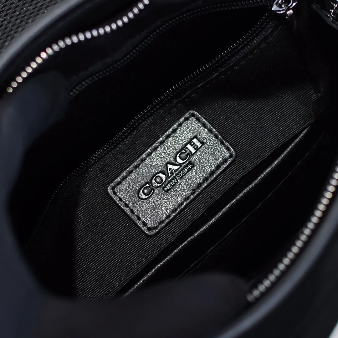 【GIVENCHY 公式旗艦店】ジバンシー   ウエストポーチ 当日出荷 好評に付き再入荷！22*28*10CM