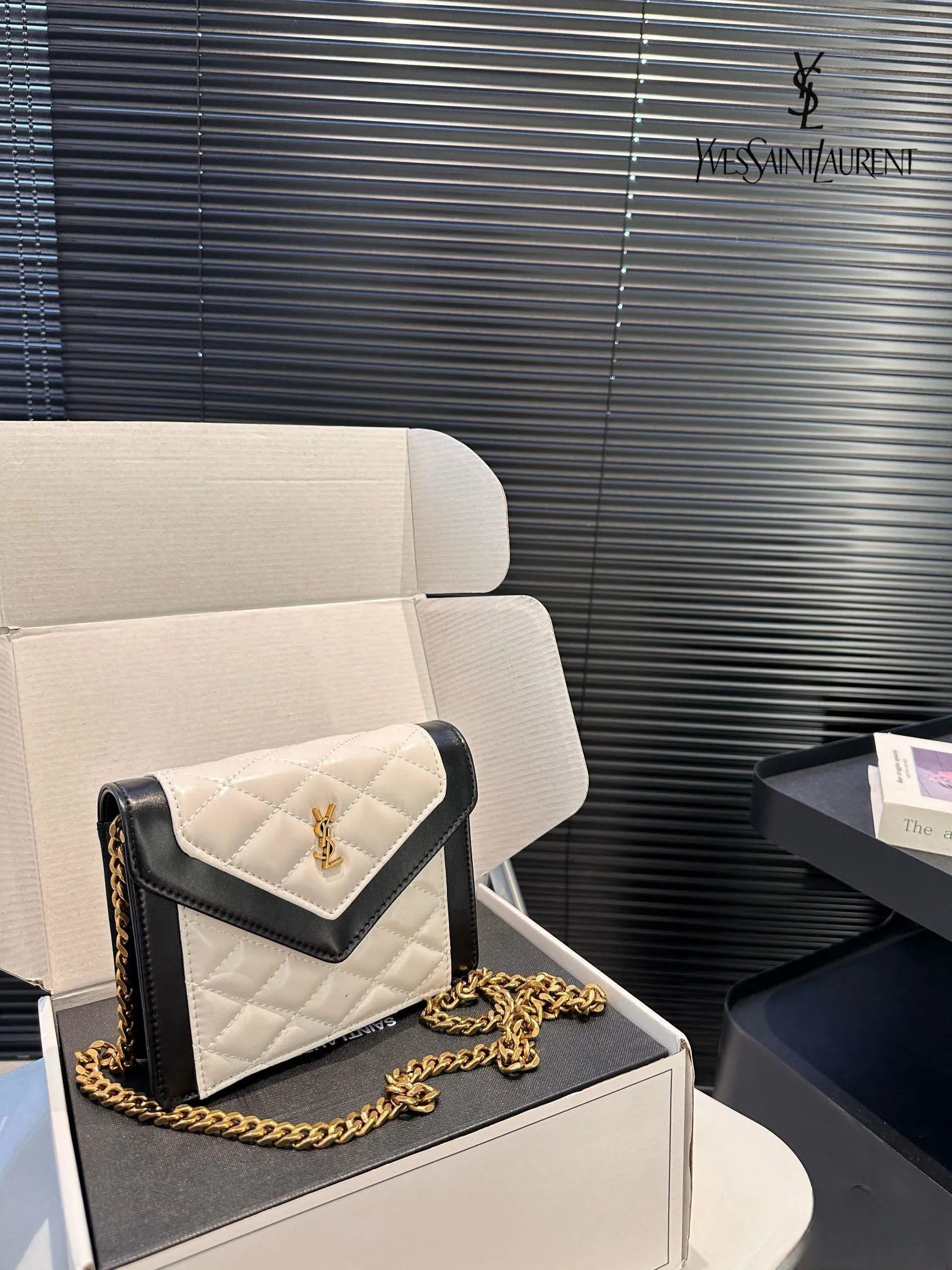【YSL SAINT LAURENT 公式旗艦店】サンローラン   斜めがけバッグ 当日出荷 好評に付き再入荷！17*13.5CM  240722