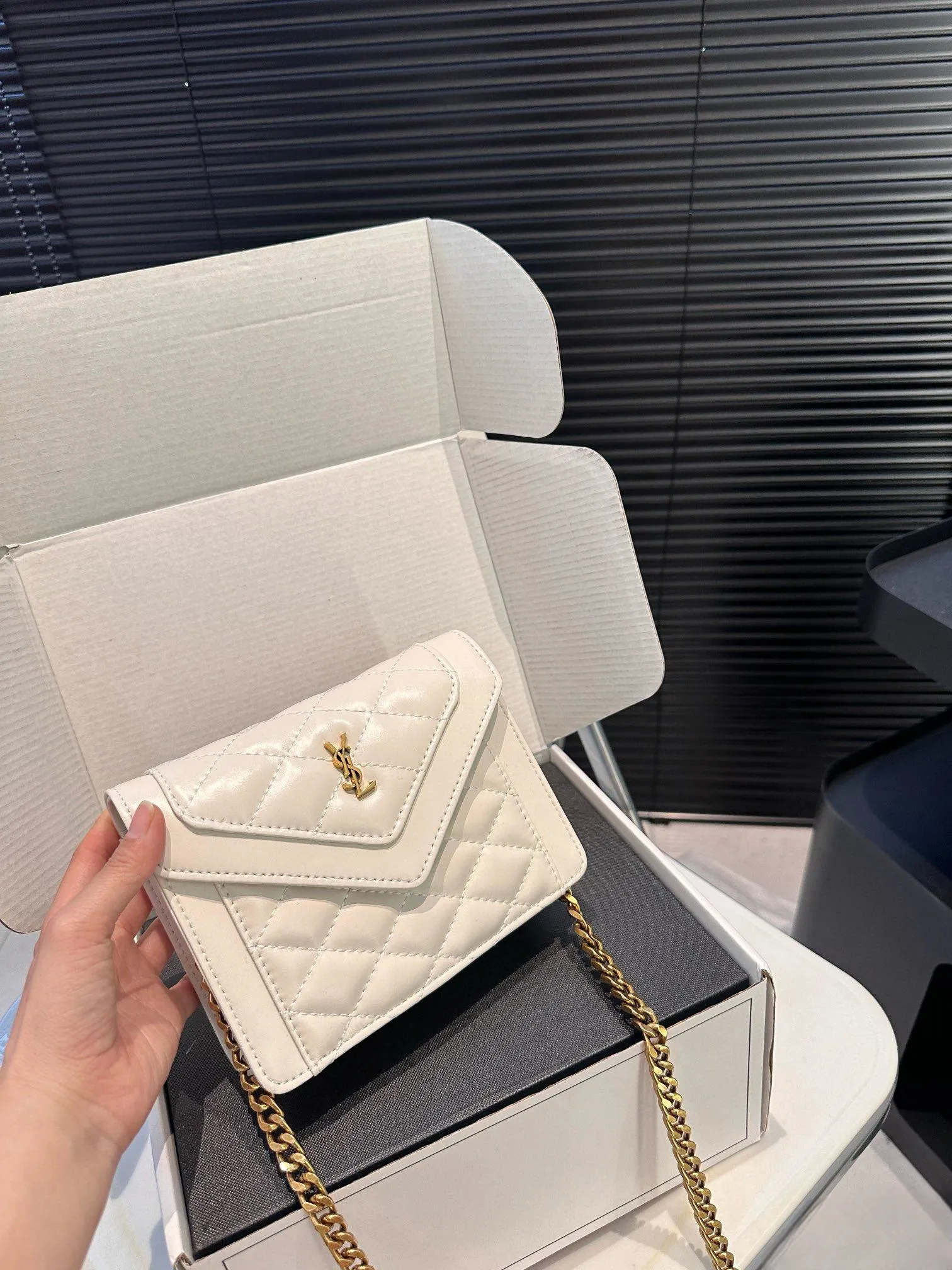 【YSL SAINT LAURENT 公式旗艦店】サンローラン   斜めがけバッグ 当日出荷 好評に付き再入荷！17*13.5CM  240722