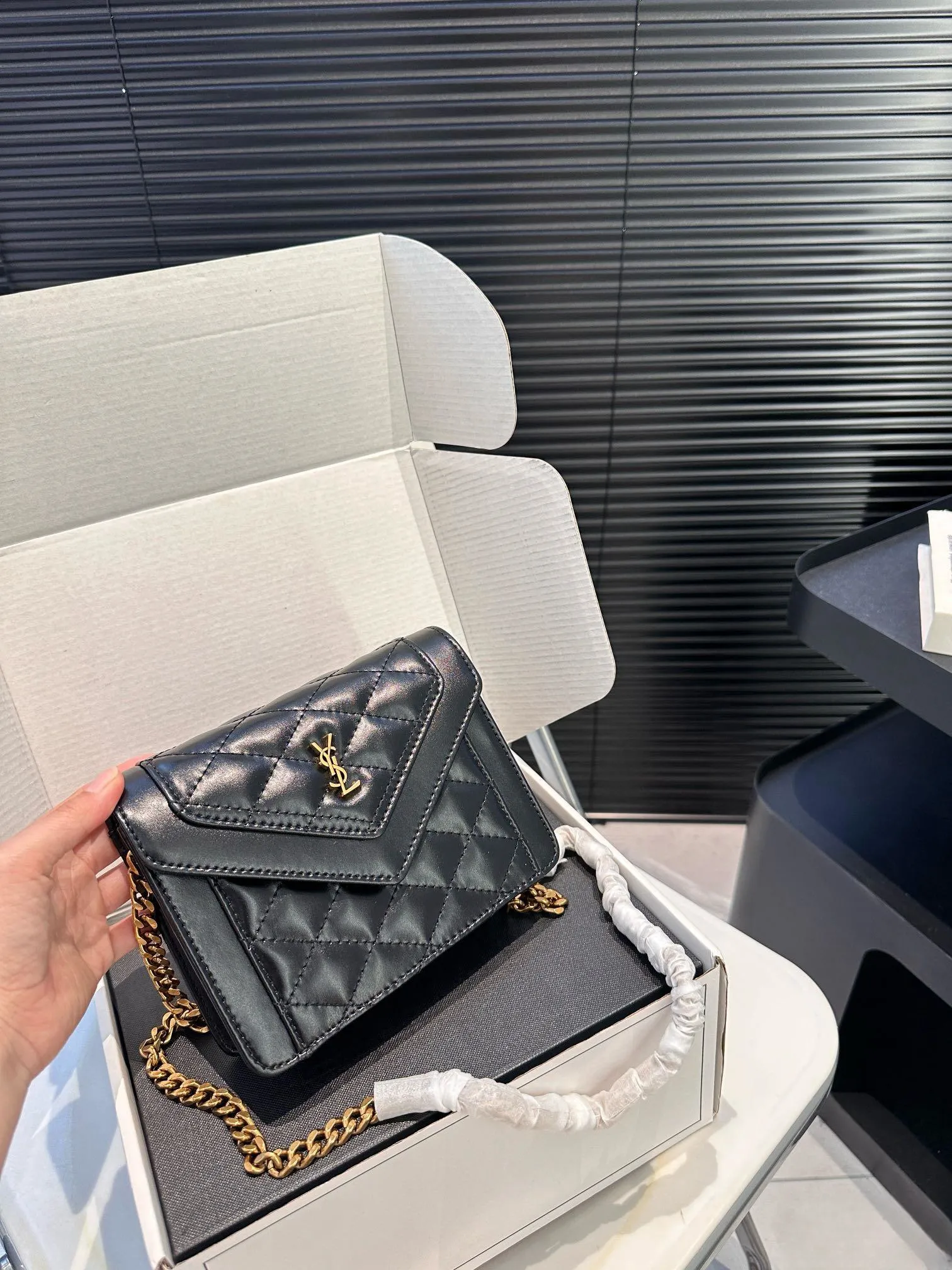 【YSL SAINT LAURENT 公式旗艦店】サンローラン   斜めがけバッグ 当日出荷 好評に付き再入荷！17*13.5CM  240722