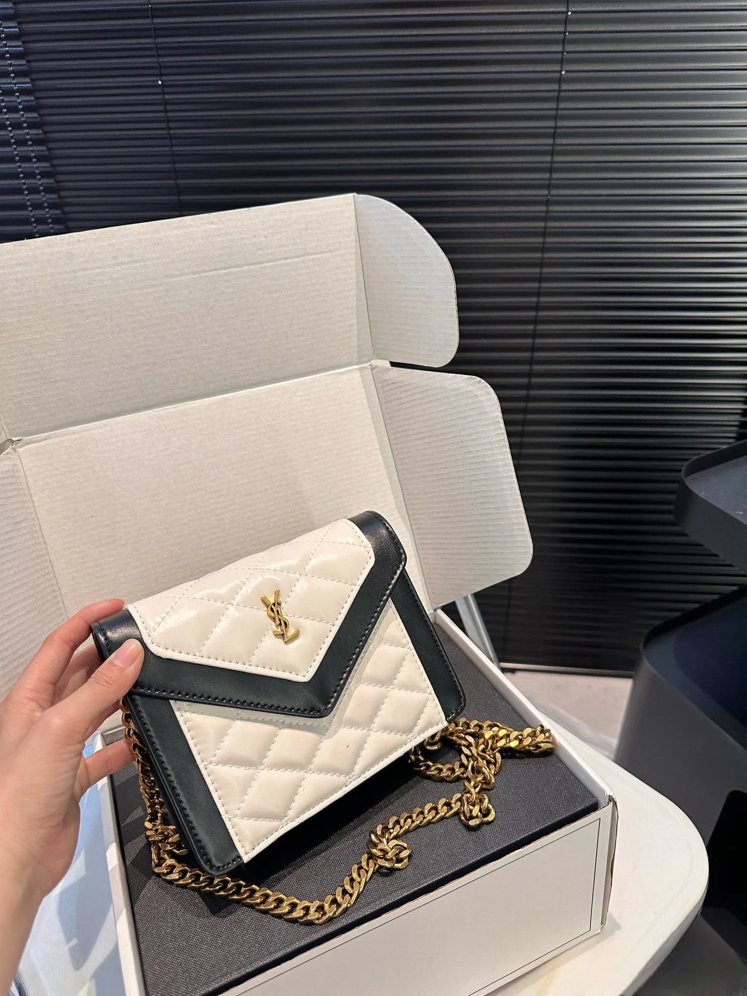 【YSL SAINT LAURENT 公式旗艦店】サンローラン   斜めがけバッグ 当日出荷 好評に付き再入荷！17*13.5CM  240722