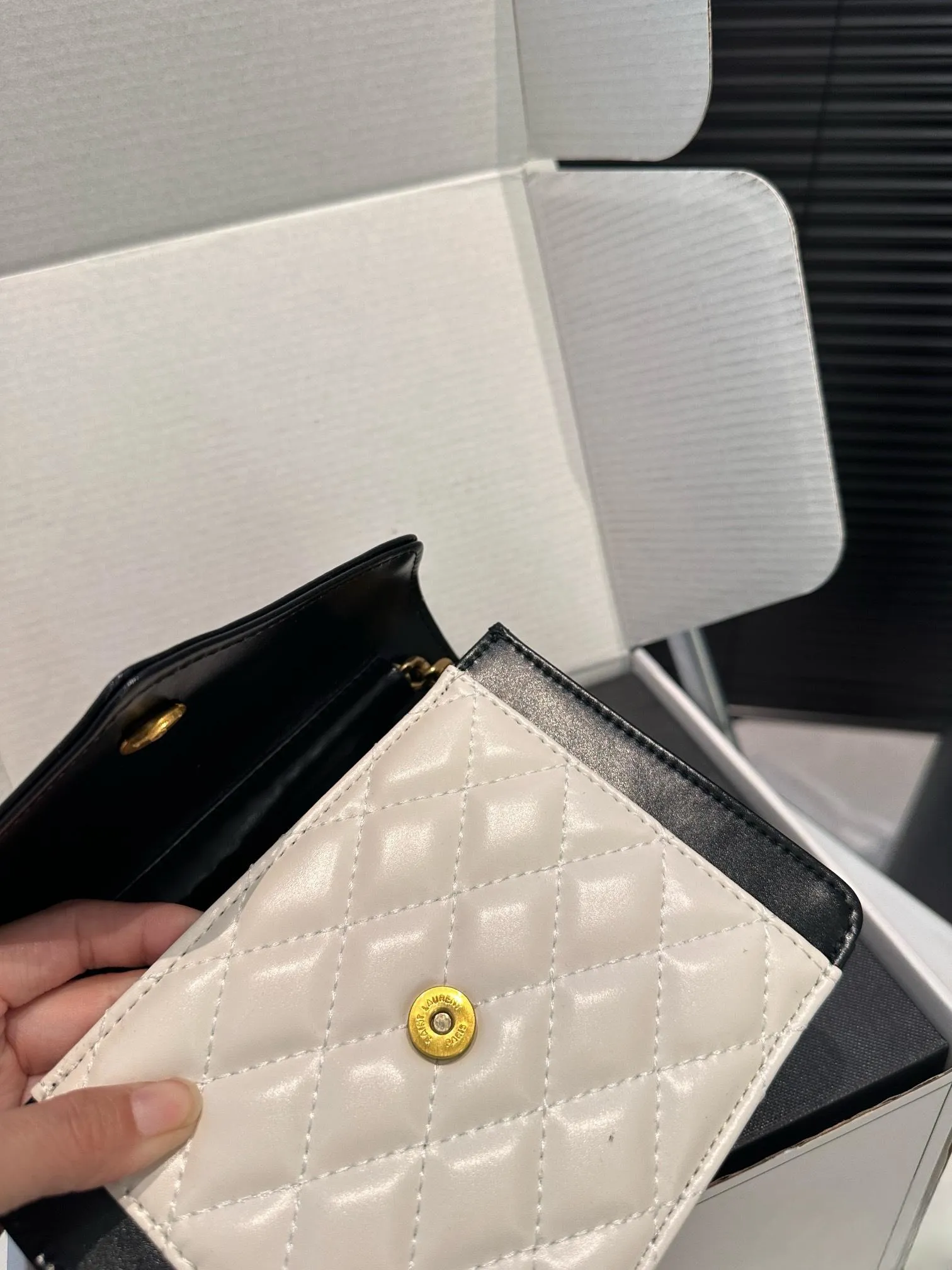 【YSL SAINT LAURENT 公式旗艦店】サンローラン   斜めがけバッグ 当日出荷 好評に付き再入荷！17*13.5CM  240722