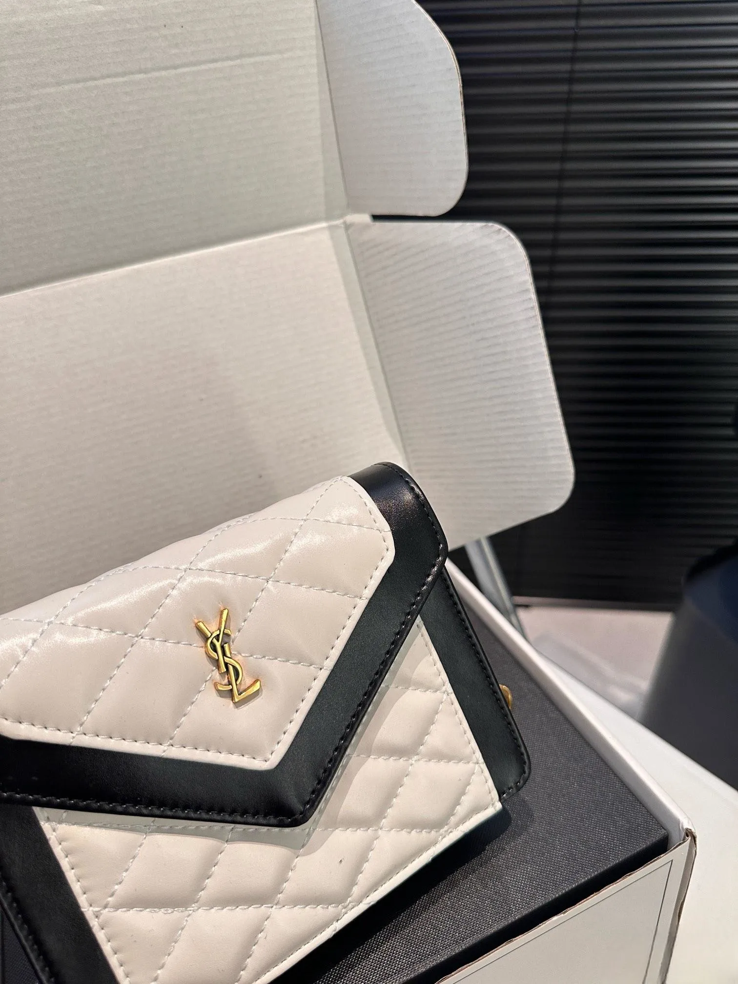 【YSL SAINT LAURENT 公式旗艦店】サンローラン   斜めがけバッグ 当日出荷 好評に付き再入荷！17*13.5CM  240722