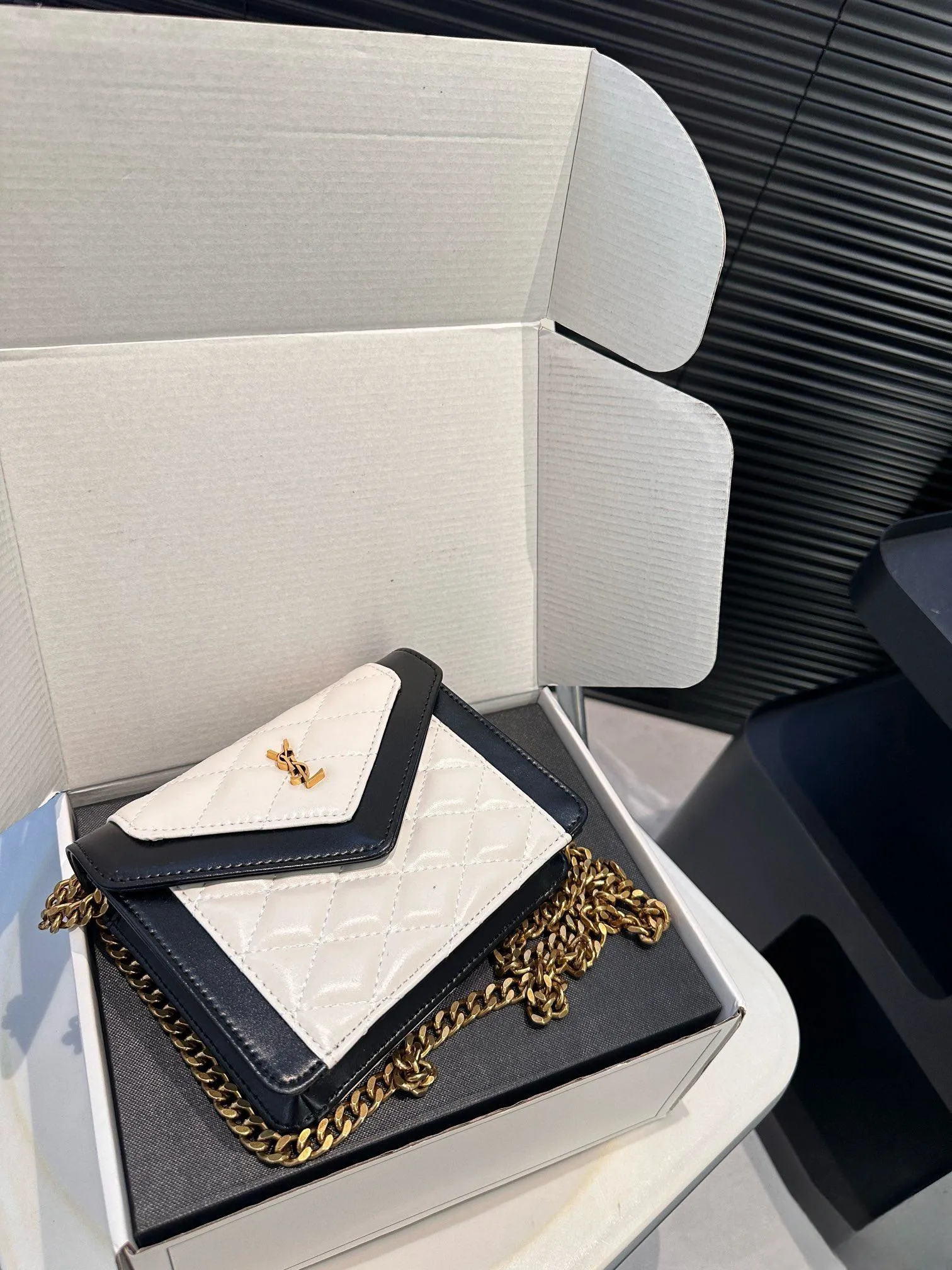 【YSL SAINT LAURENT 公式旗艦店】サンローラン   斜めがけバッグ 当日出荷 好評に付き再入荷！17*13.5CM  240722
