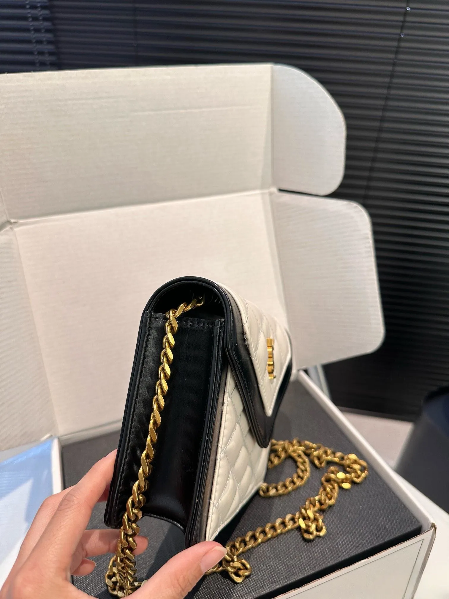 【YSL SAINT LAURENT 公式旗艦店】サンローラン   斜めがけバッグ 当日出荷 好評に付き再入荷！17*13.5CM  240722