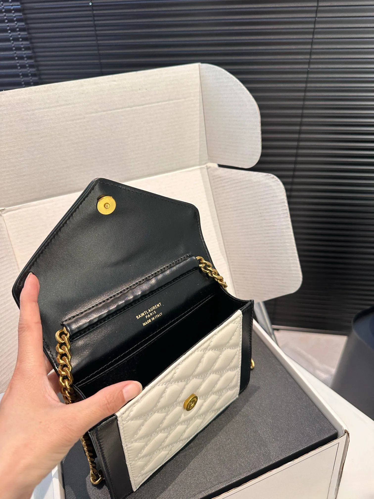 【YSL SAINT LAURENT 公式旗艦店】サンローラン   斜めがけバッグ 当日出荷 好評に付き再入荷！17*13.5CM  240722