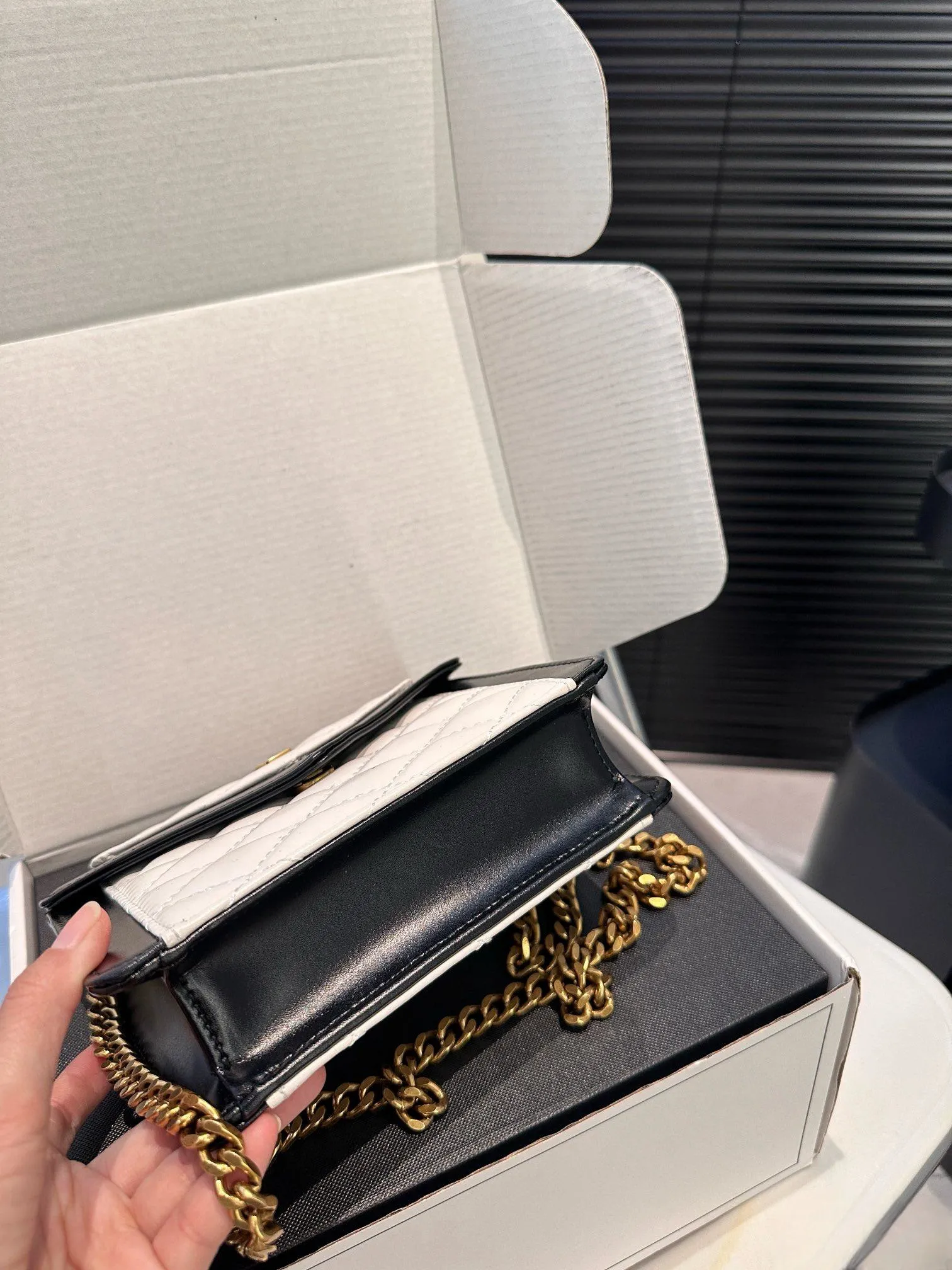 【YSL SAINT LAURENT 公式旗艦店】サンローラン   斜めがけバッグ 当日出荷 好評に付き再入荷！17*13.5CM  240722
