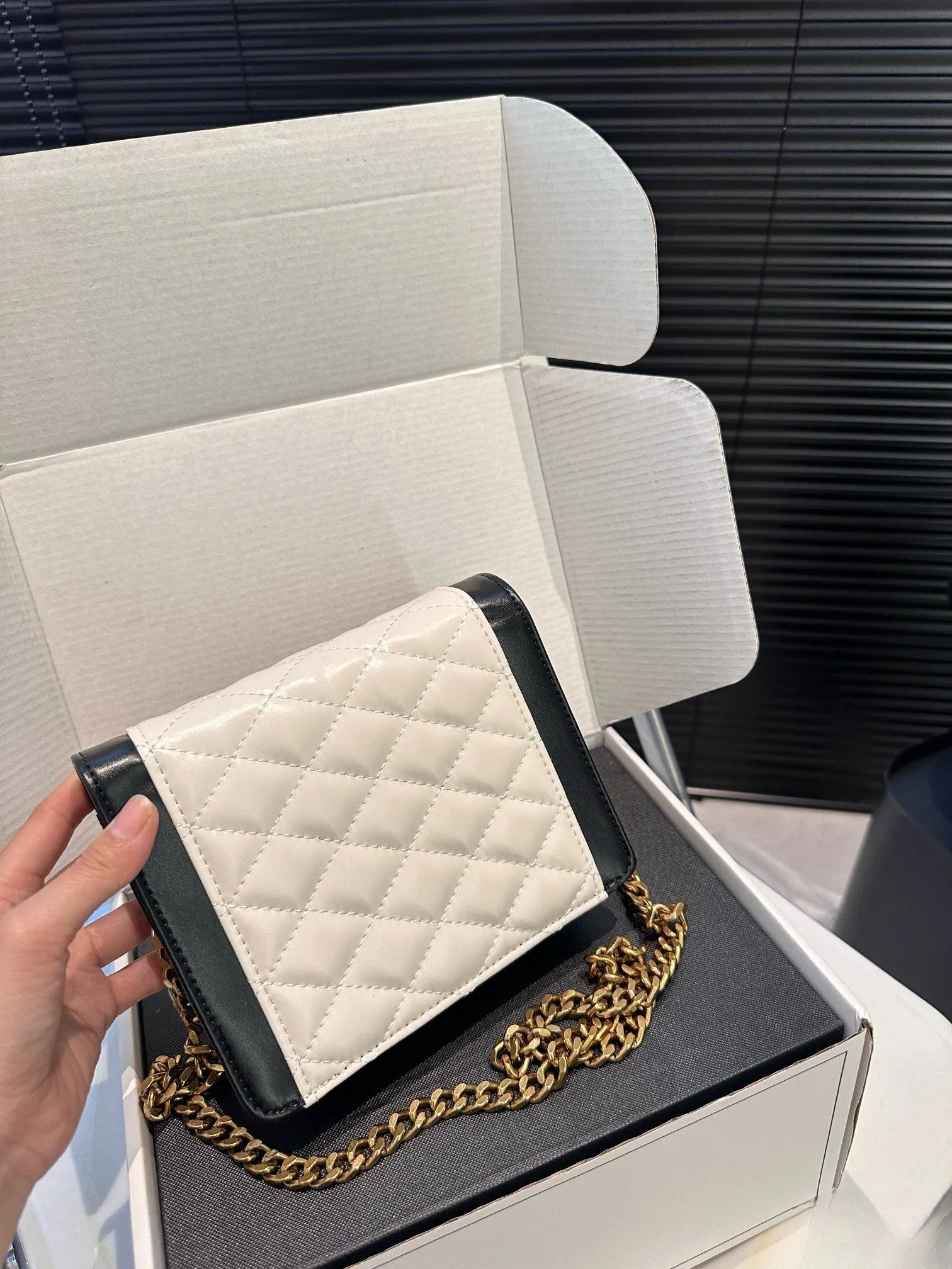 【YSL SAINT LAURENT 公式旗艦店】サンローラン   斜めがけバッグ 当日出荷 好評に付き再入荷！17*13.5CM  240722