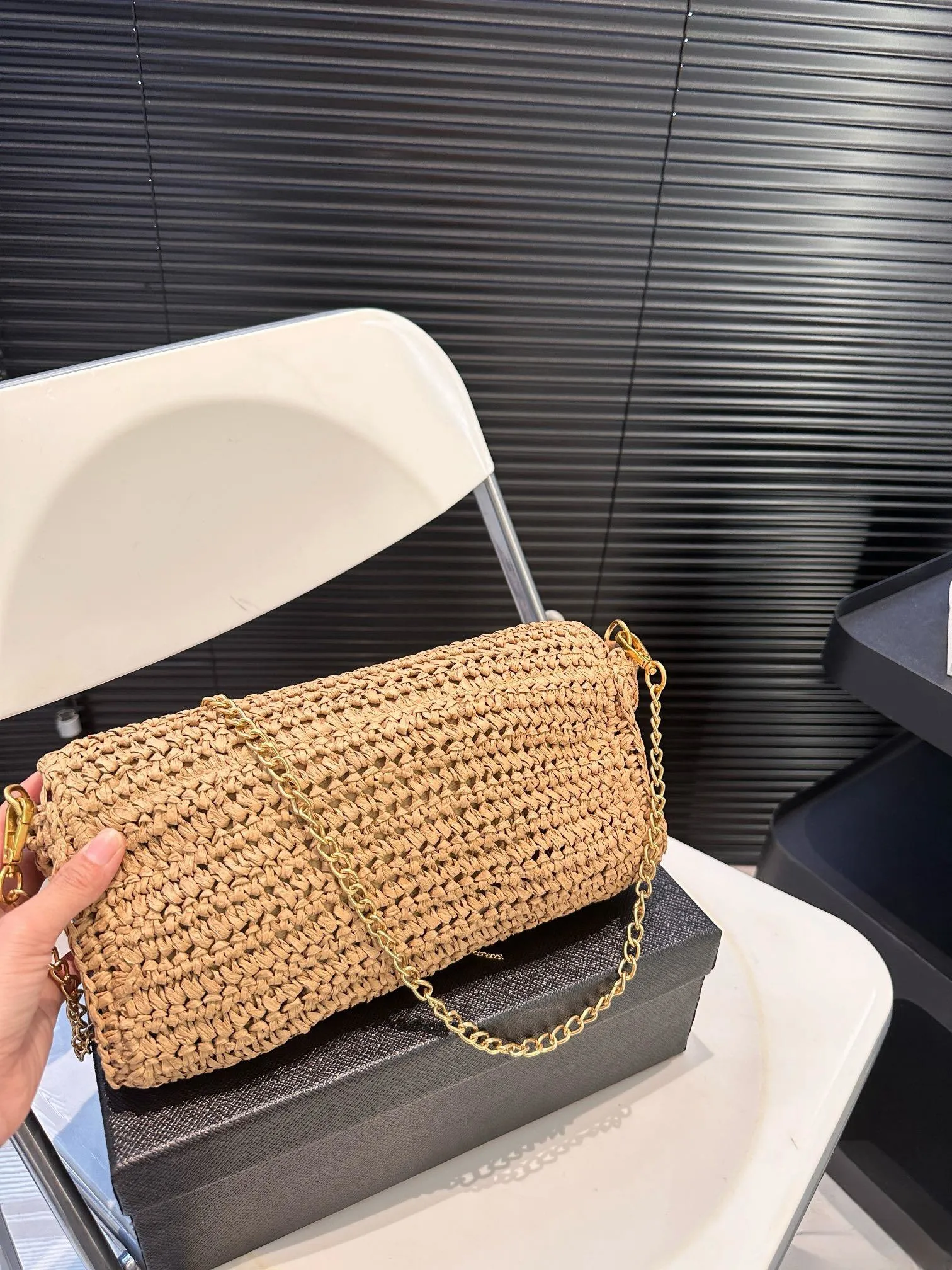 【YSL SAINT LAURENT 公式旗艦店】サンローラン   斜めがけバッグ 当日出荷 好評に付き再入荷！27*12CM 240722