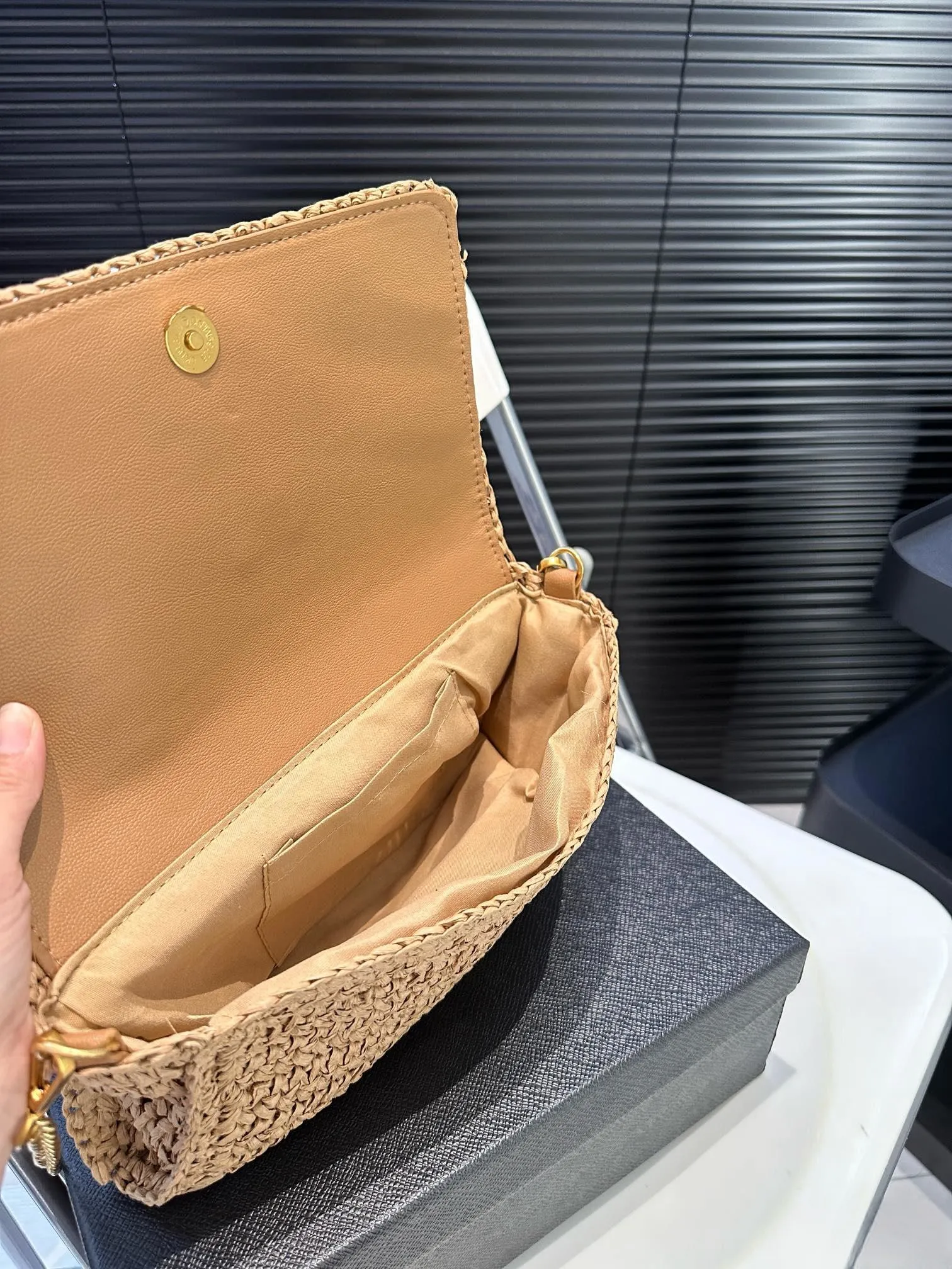 【YSL SAINT LAURENT 公式旗艦店】サンローラン   斜めがけバッグ 当日出荷 好評に付き再入荷！27*12CM 240722