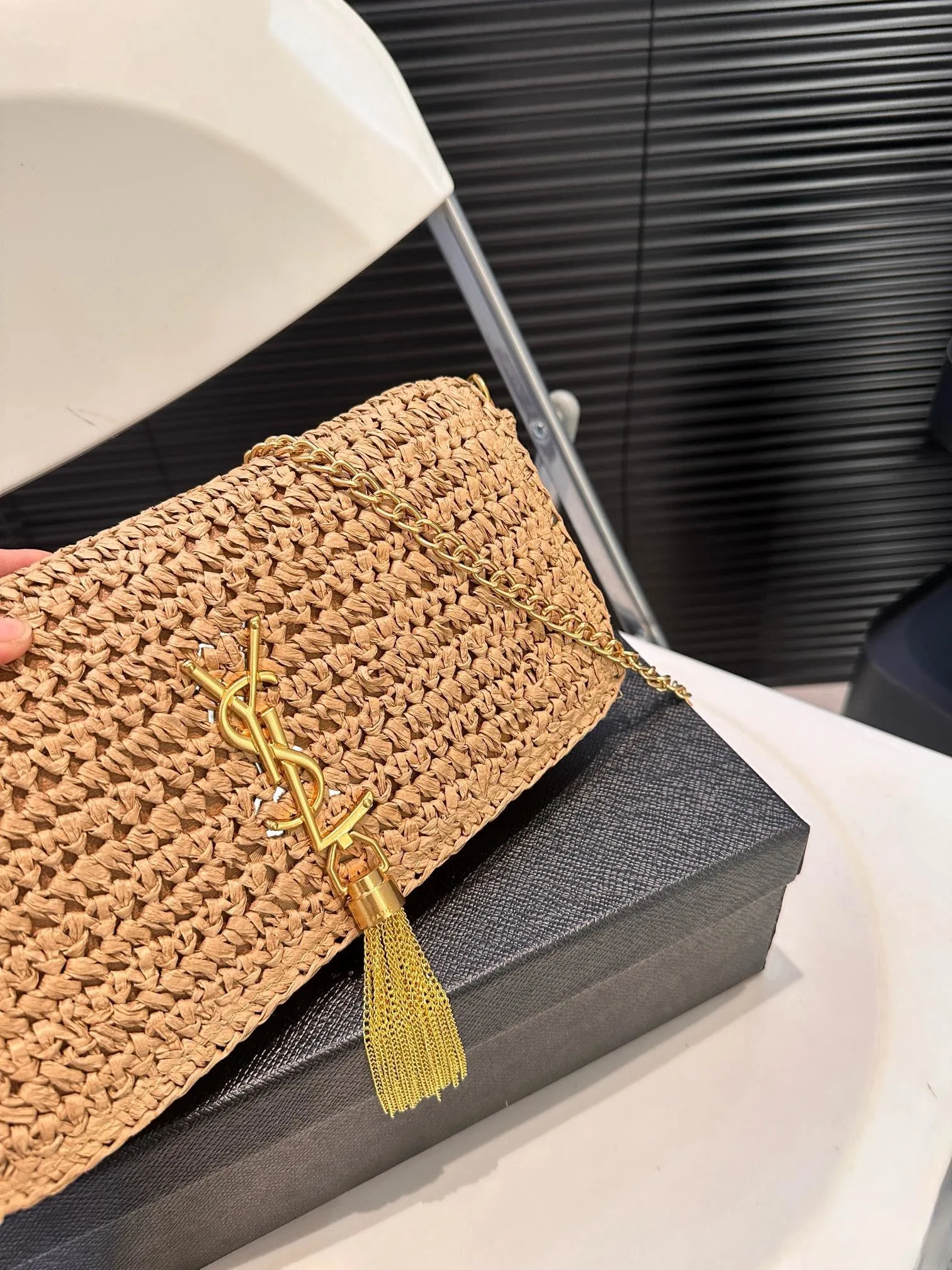 【YSL SAINT LAURENT 公式旗艦店】サンローラン   斜めがけバッグ 当日出荷 好評に付き再入荷！27*12CM 240722