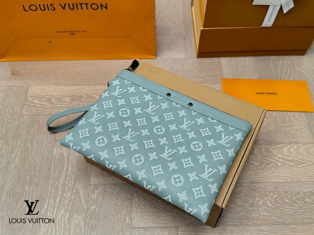 LV【LOUIS VUITTON  公式 旗艦店】 ルイヴィトン   クラッチバッグ 当日出荷 好評に付き再入荷！30*21CM  241101