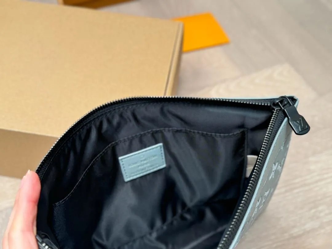 LV【LOUIS VUITTON  公式 旗艦店】 ルイヴィトン   クラッチバッグ 当日出荷 好評に付き再入荷！30*21CM  241101