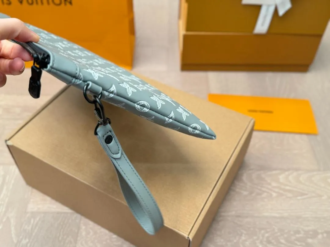 LV【LOUIS VUITTON  公式 旗艦店】 ルイヴィトン   クラッチバッグ 当日出荷 好評に付き再入荷！30*21CM  241101