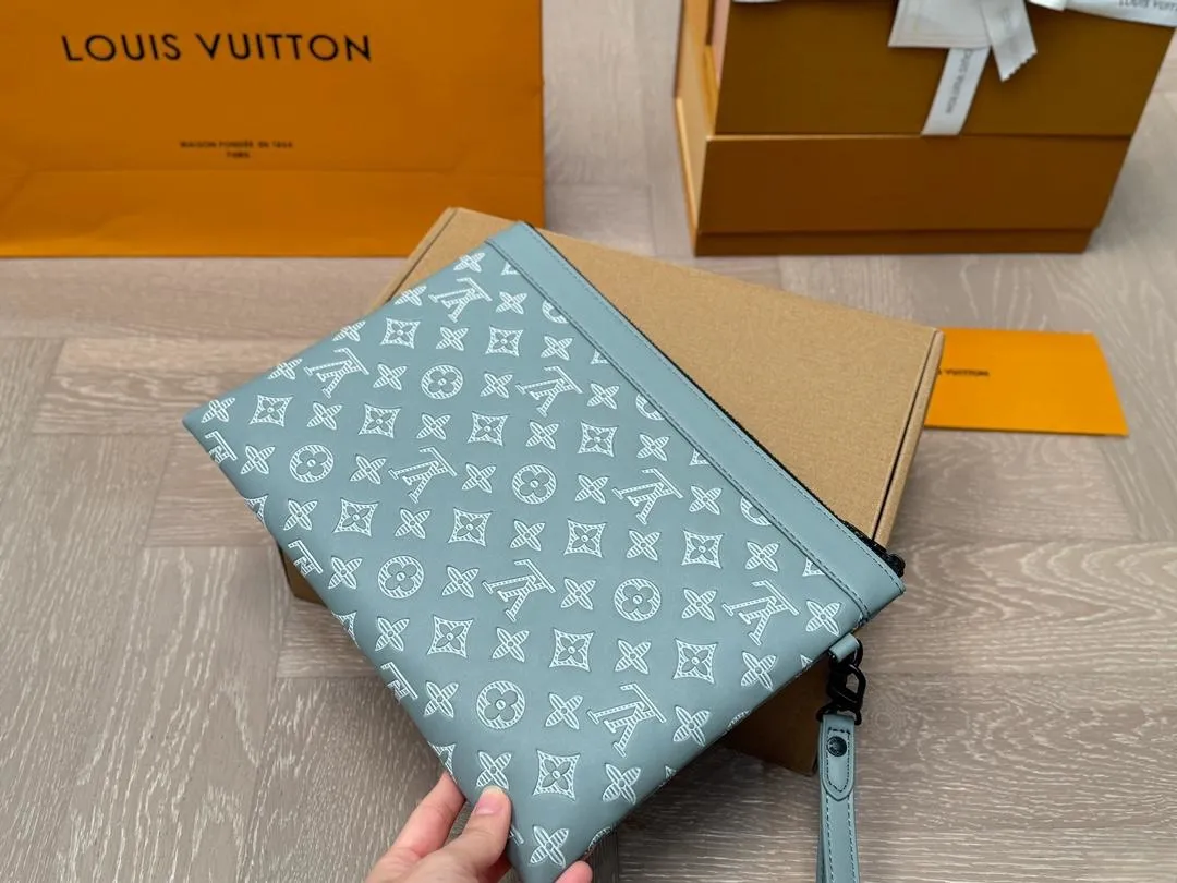 LV【LOUIS VUITTON  公式 旗艦店】 ルイヴィトン   クラッチバッグ 当日出荷 好評に付き再入荷！30*21CM  241101