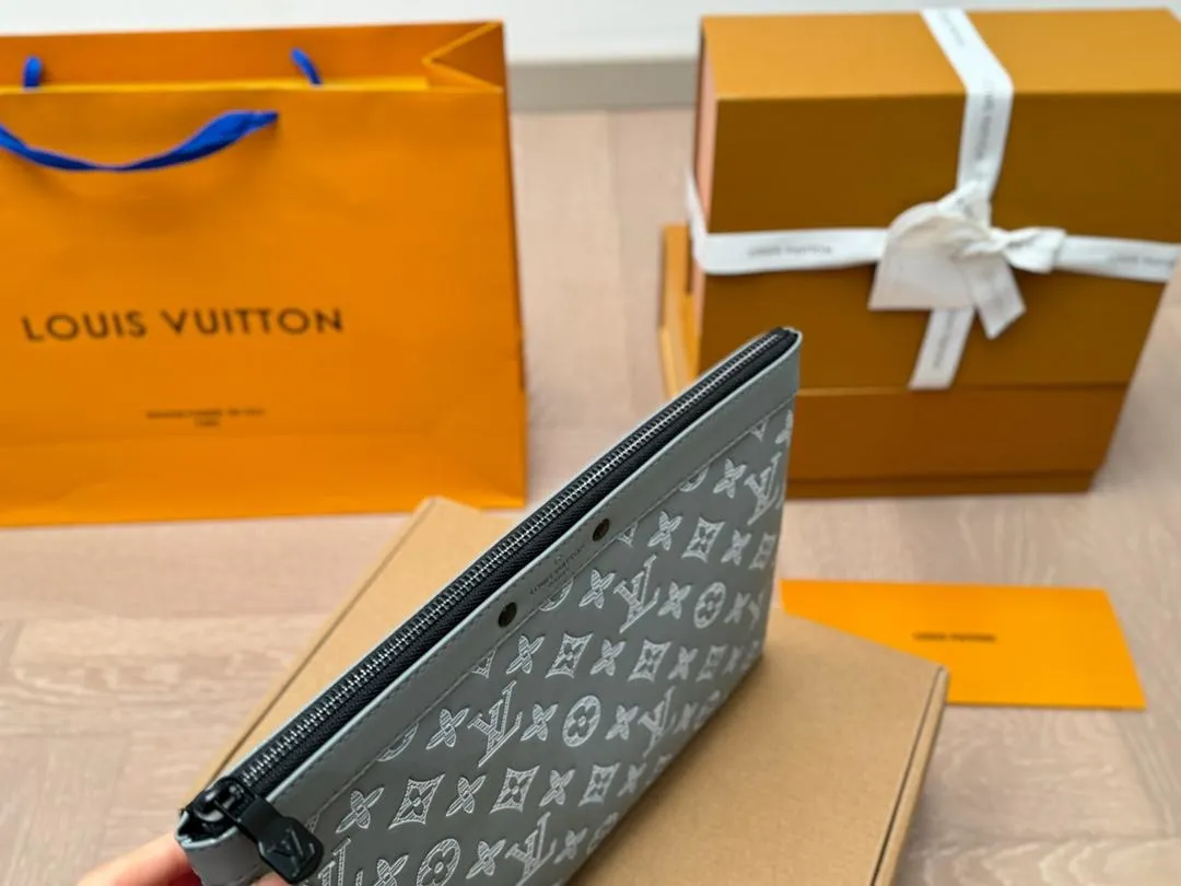 LV【LOUIS VUITTON  公式 旗艦店】 ルイヴィトン   クラッチバッグ 当日出荷 好評に付き再入荷！30*21CM  241101