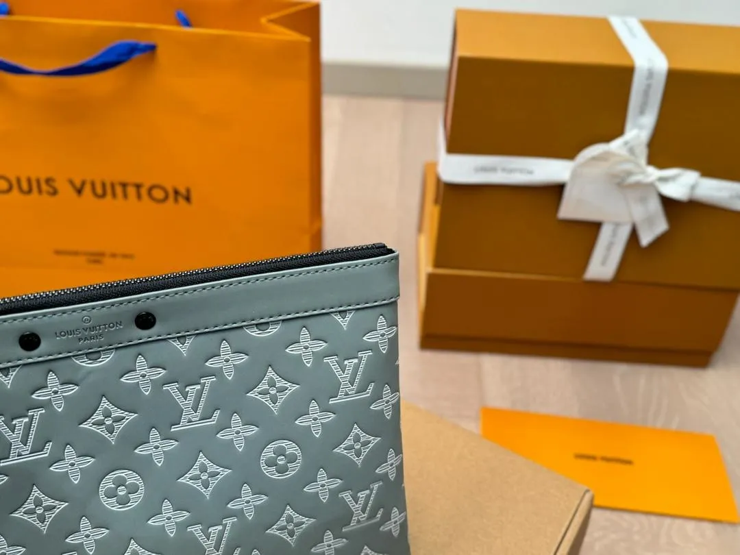 LV【LOUIS VUITTON  公式 旗艦店】 ルイヴィトン   クラッチバッグ 当日出荷 好評に付き再入荷！30*21CM  241101