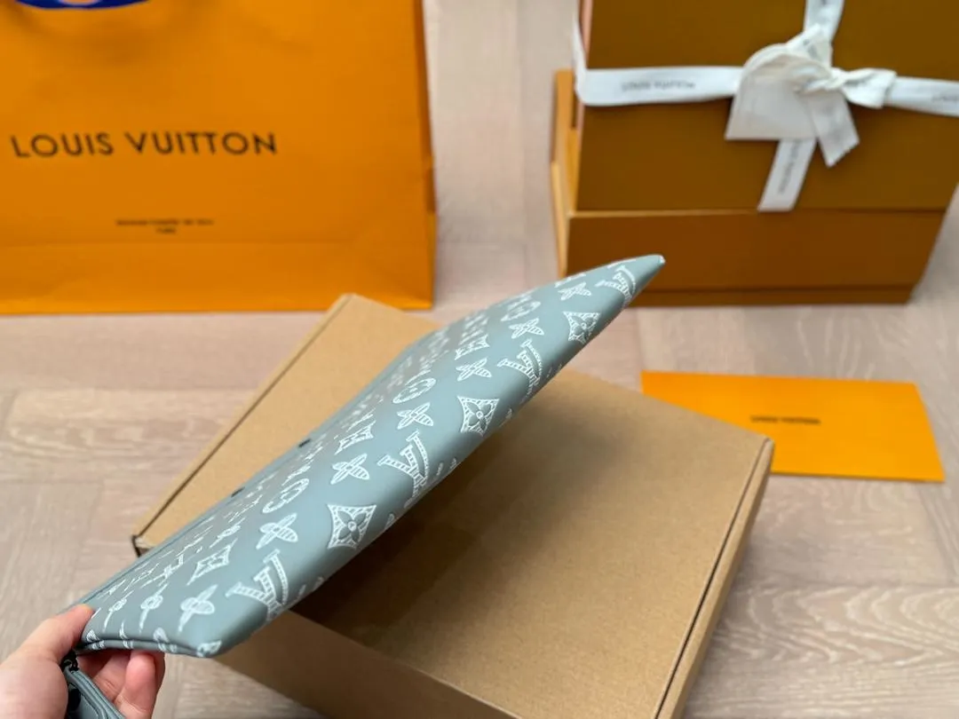 LV【LOUIS VUITTON  公式 旗艦店】 ルイヴィトン   クラッチバッグ 当日出荷 好評に付き再入荷！30*21CM  241101
