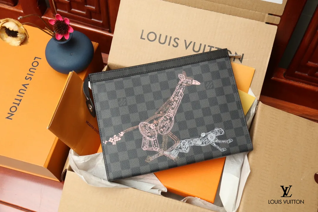 LV【LOUIS VUITTON  公式 旗艦店】 ルイヴィトン   クラッチバッグ 当日出荷 好評に付き再入荷！24*21*6CM  241101