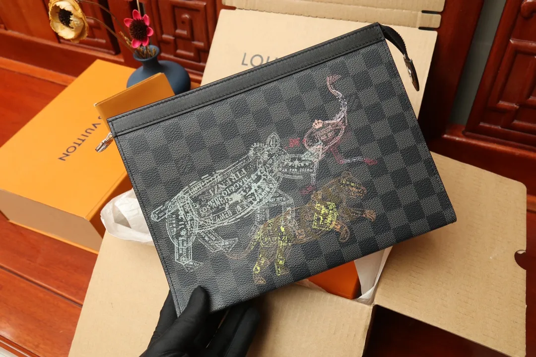 LV【LOUIS VUITTON  公式 旗艦店】 ルイヴィトン   クラッチバッグ 当日出荷 好評に付き再入荷！24*21*6CM  241101
