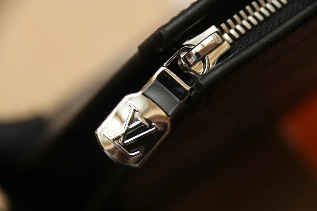 LV【LOUIS VUITTON  公式 旗艦店】 ルイヴィトン   クラッチバッグ 当日出荷 好評に付き再入荷！24*21*6CM  241101