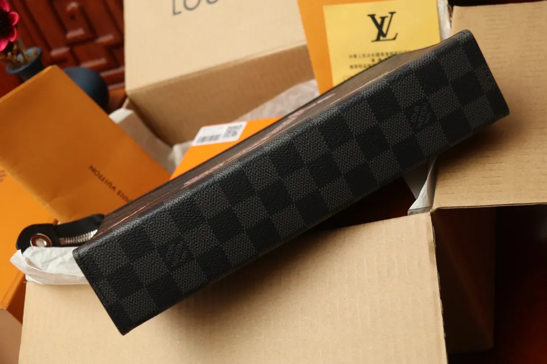LV【LOUIS VUITTON  公式 旗艦店】 ルイヴィトン   クラッチバッグ 当日出荷 好評に付き再入荷！24*21*6CM  241101